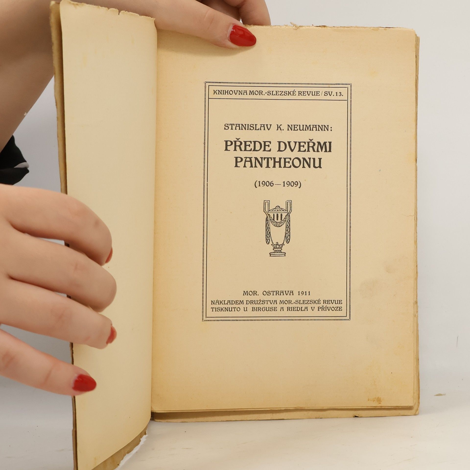 Stanislav K. Neumann Přede dveřmi Pantheonu