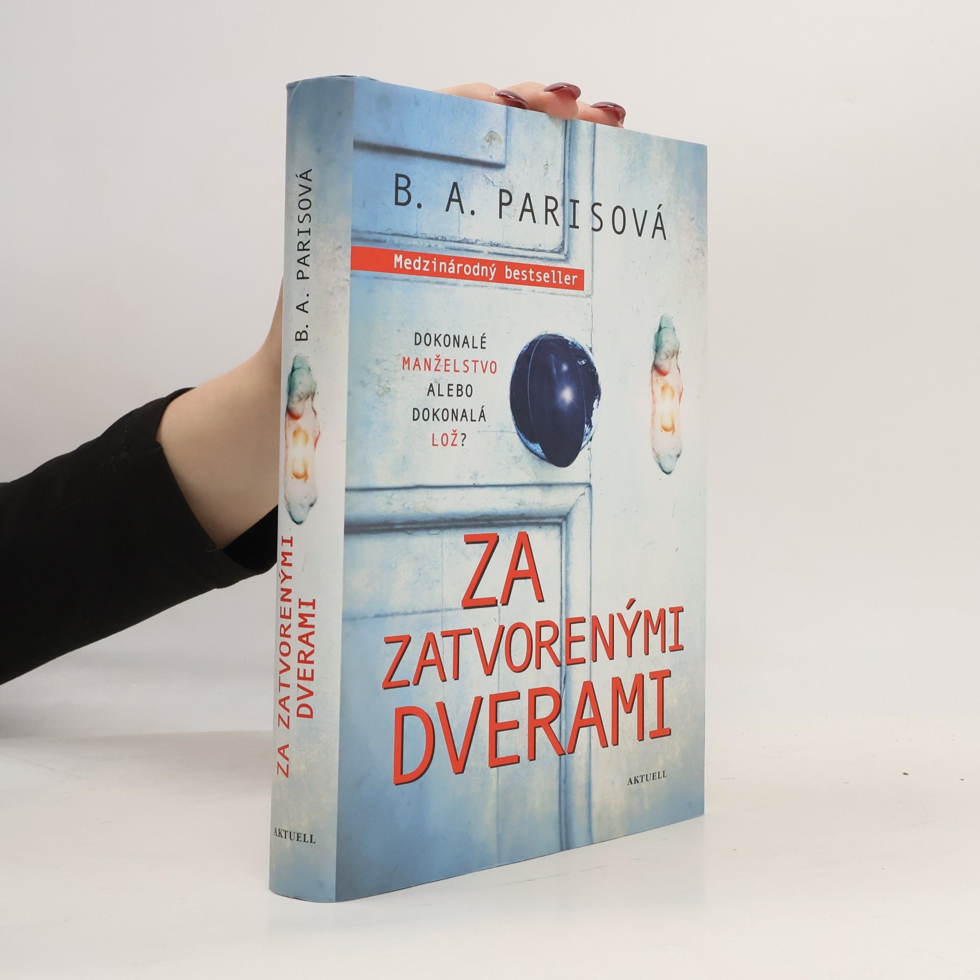 Za zatvorenými dverami