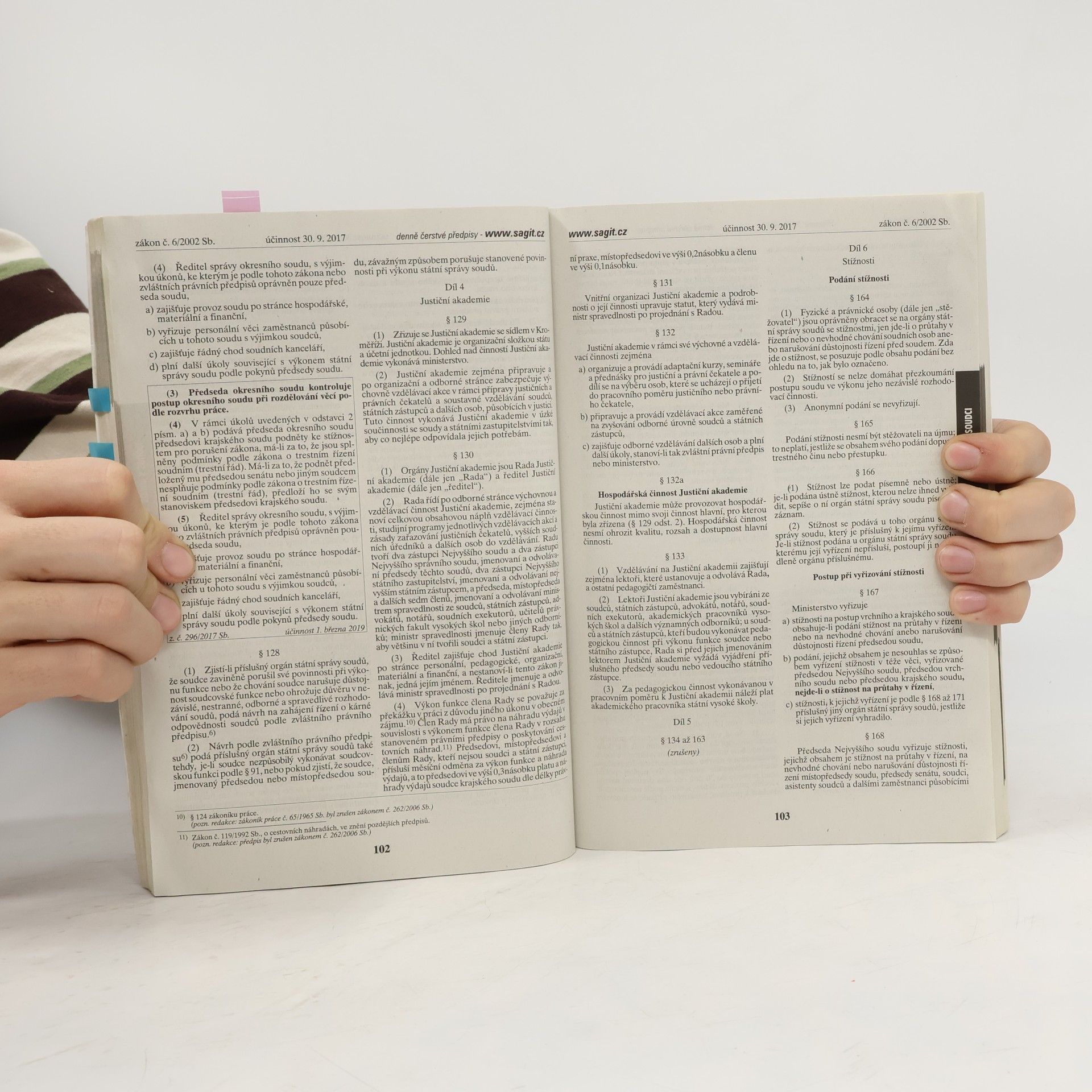 Česko Zákony o právnických profesích: Advokáti ; Notáři ; Soudy a soudci