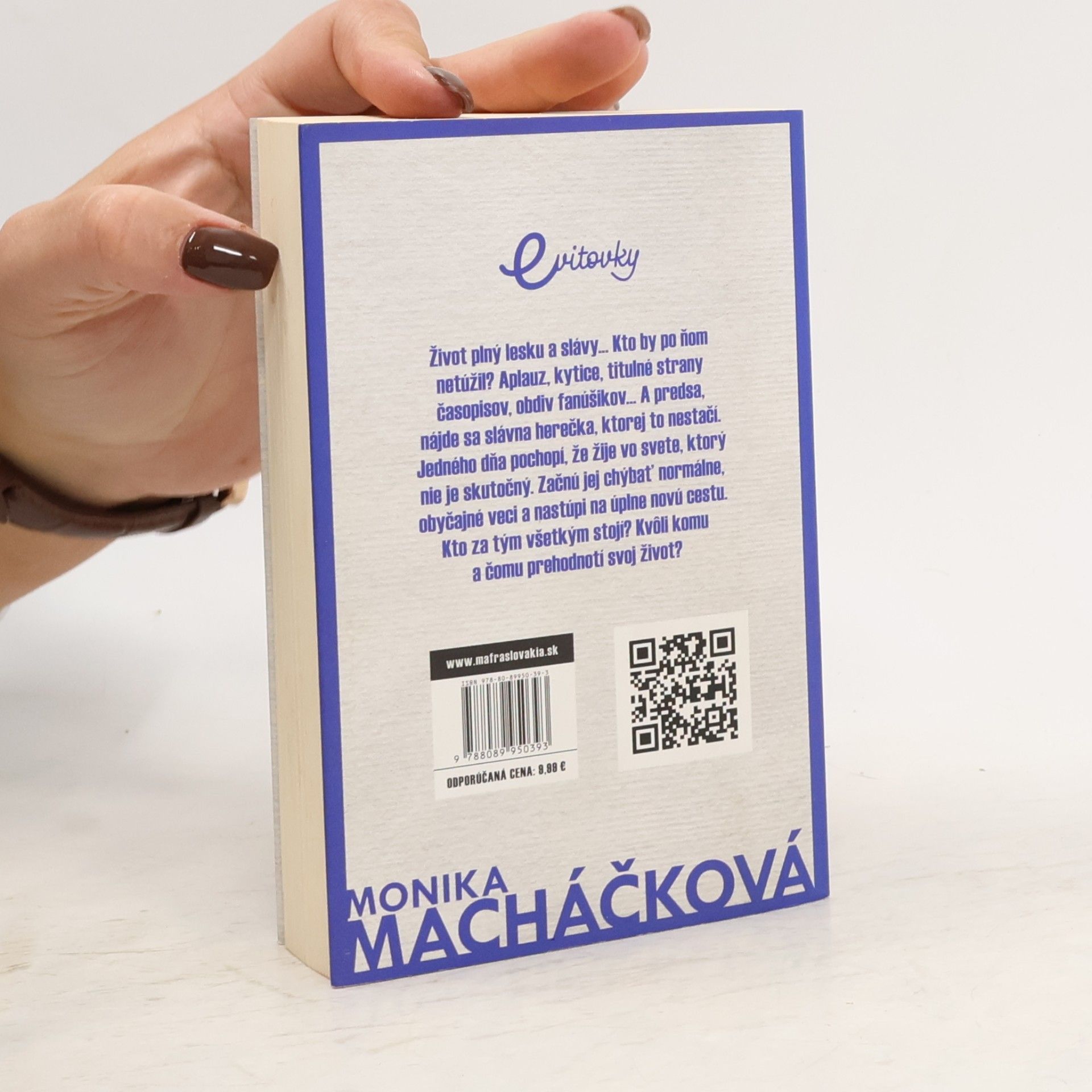 Monika Macháčková Zhasnite!
