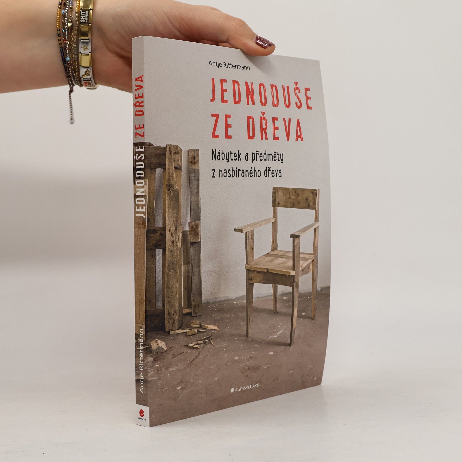 Jednoduše ze dřeva. Nábytek a předměty z nasbíraného dřeva