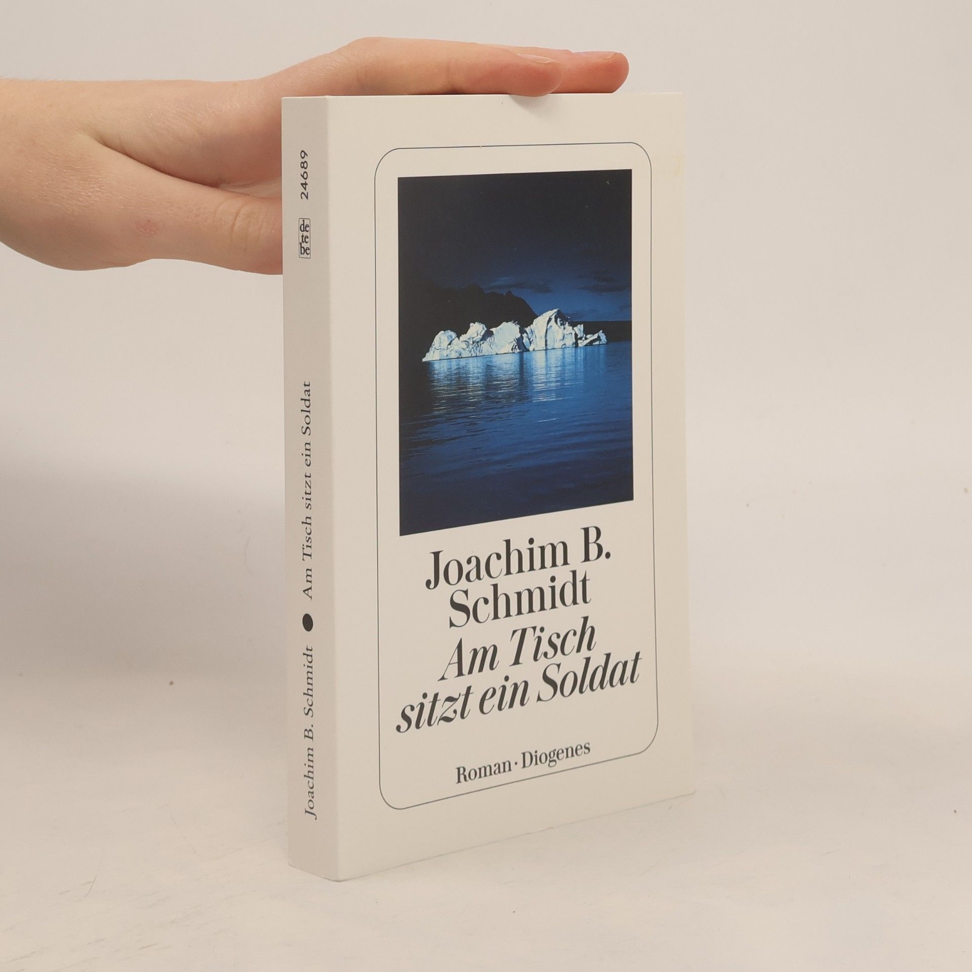 Am Tisch sitzt ein Soldat