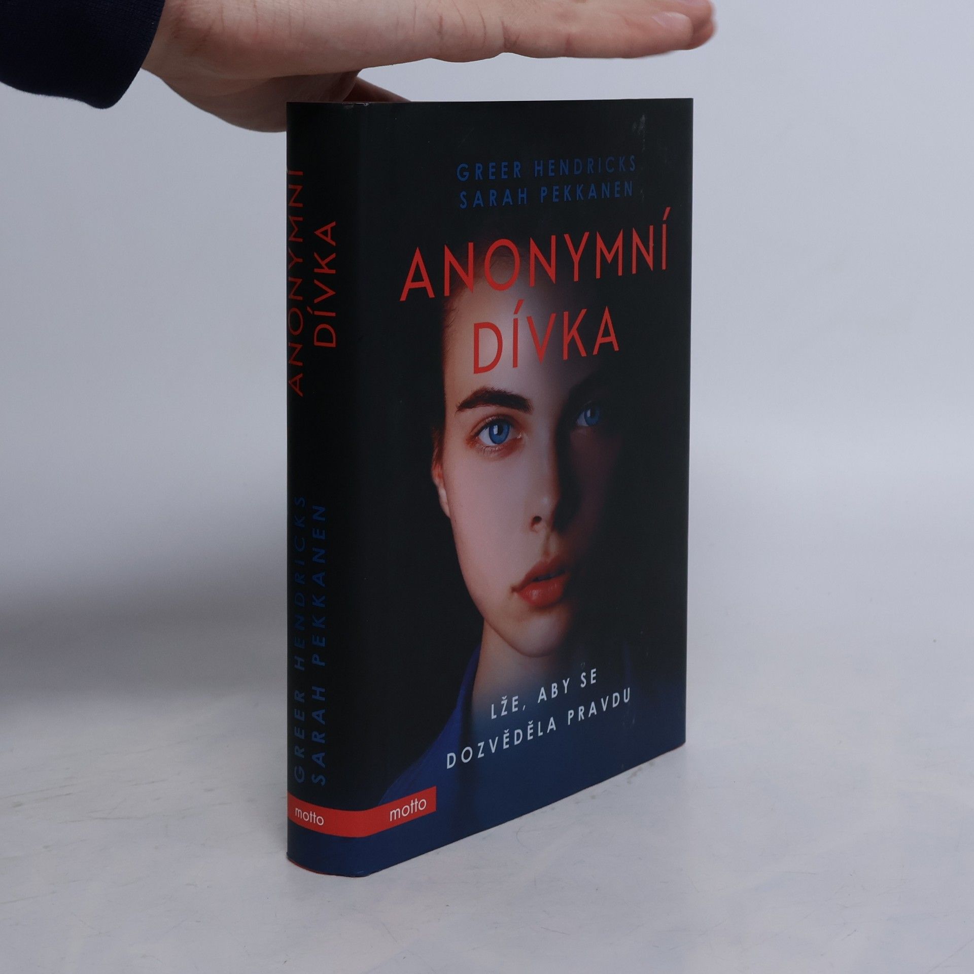 Anonymní dívka. Lže, aby se dozvěděla pravdu