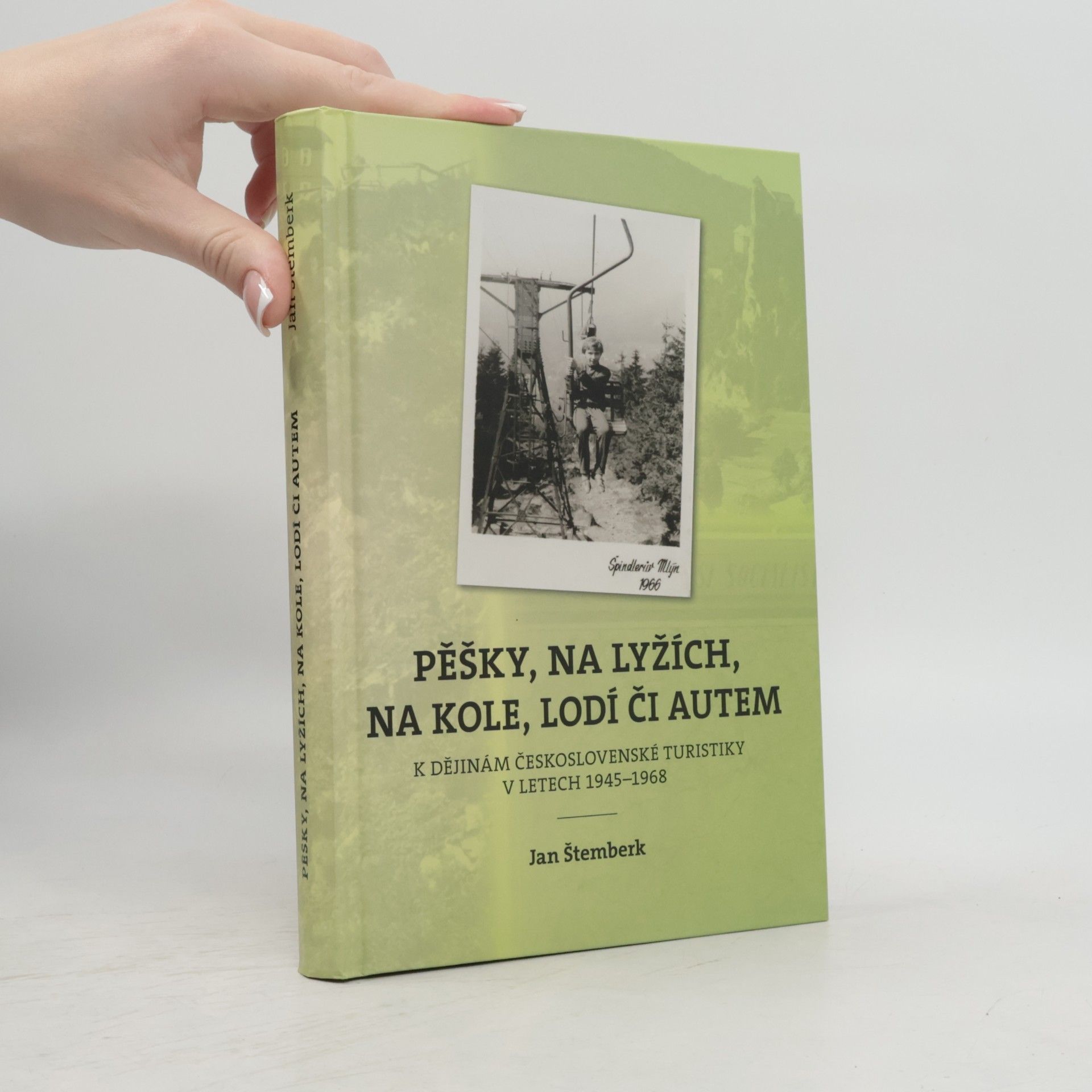 Pěšky, na lyžích, na kole, lodí či autem