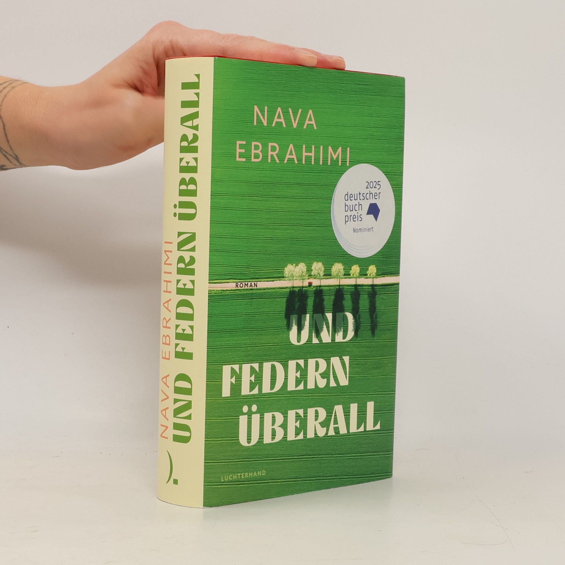 Nava Ebrahimi Und Federn überall