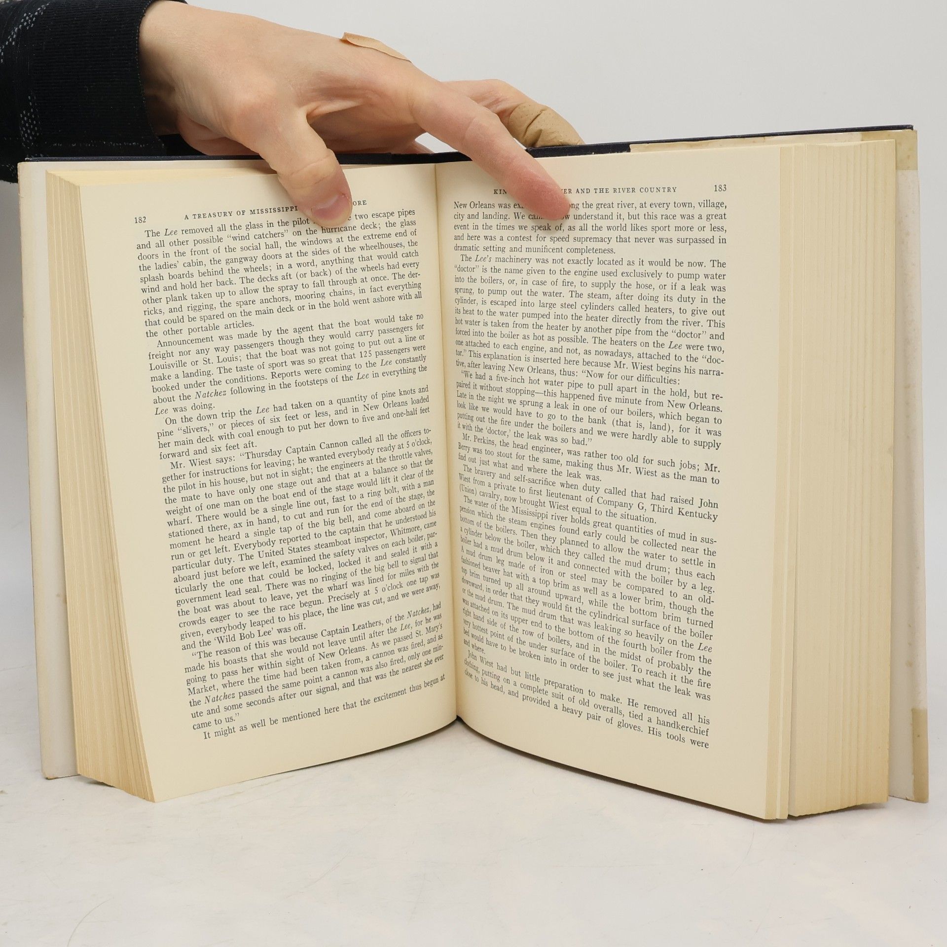 Autores varios A Treasury of Mississippi River Folklore