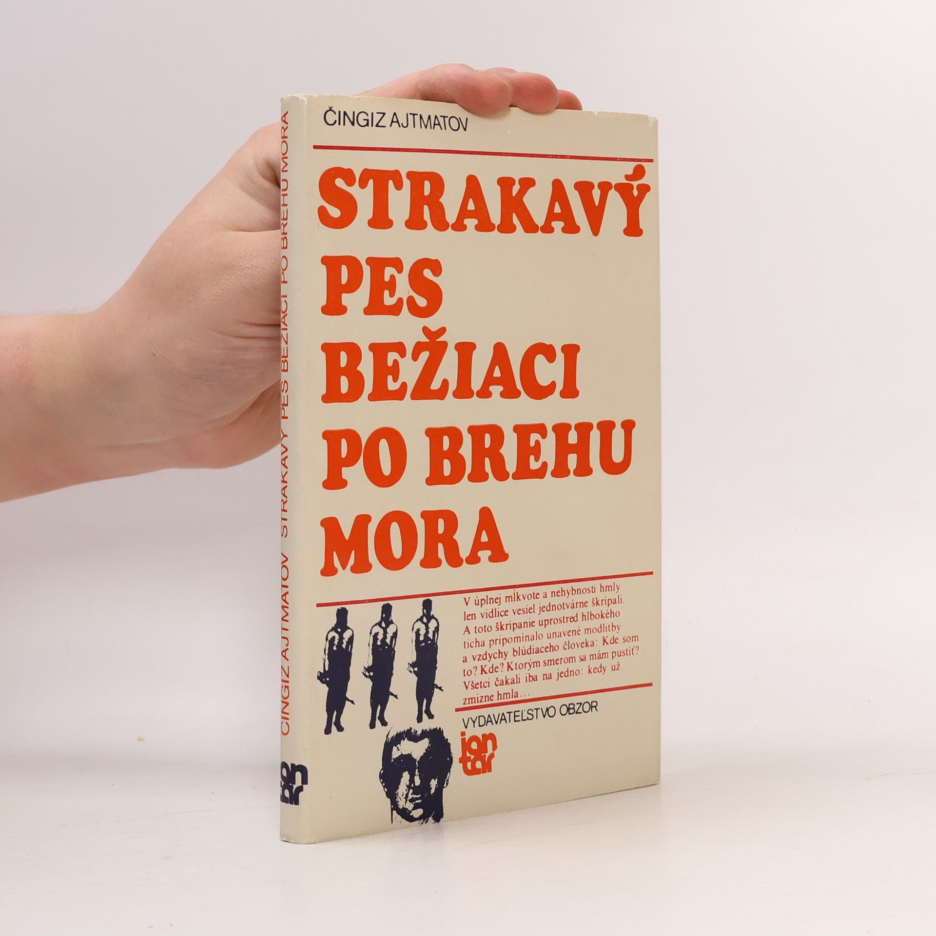 Strakavý pes bežiaci po brehu mora