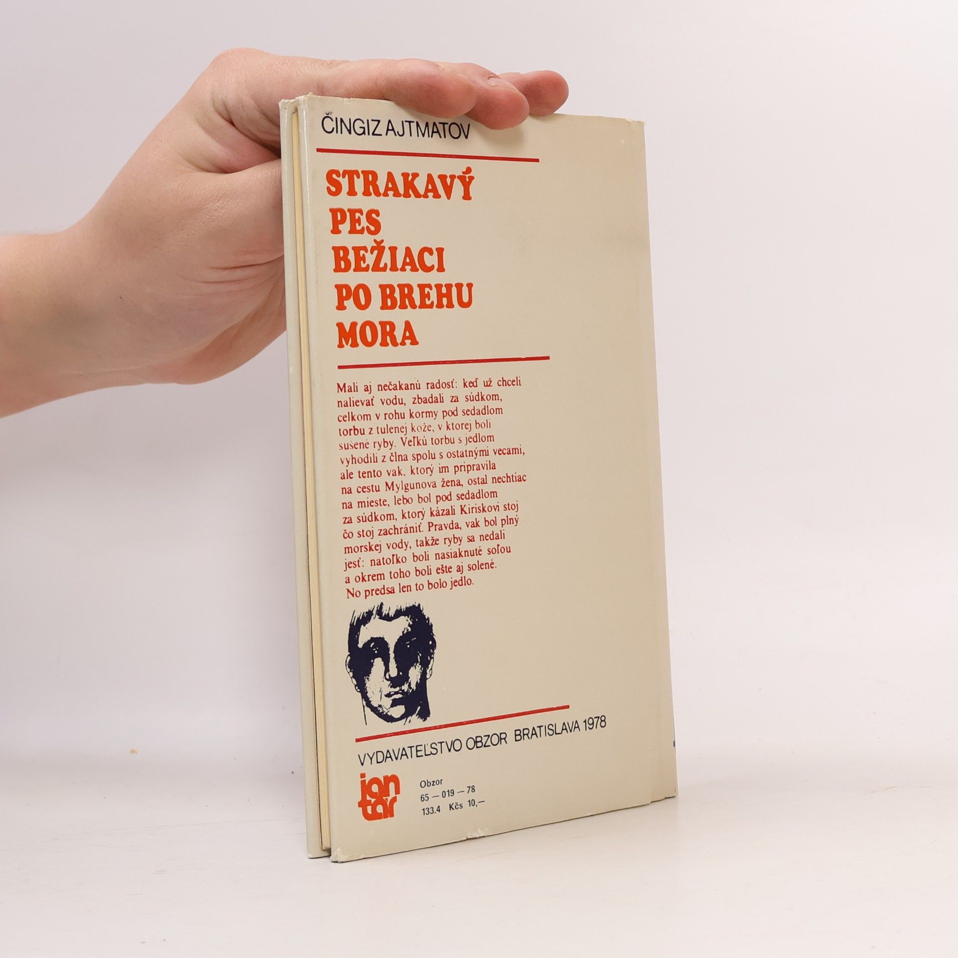 Čingiz Ajtmanov Strakavý pes bežiaci po brehu mora