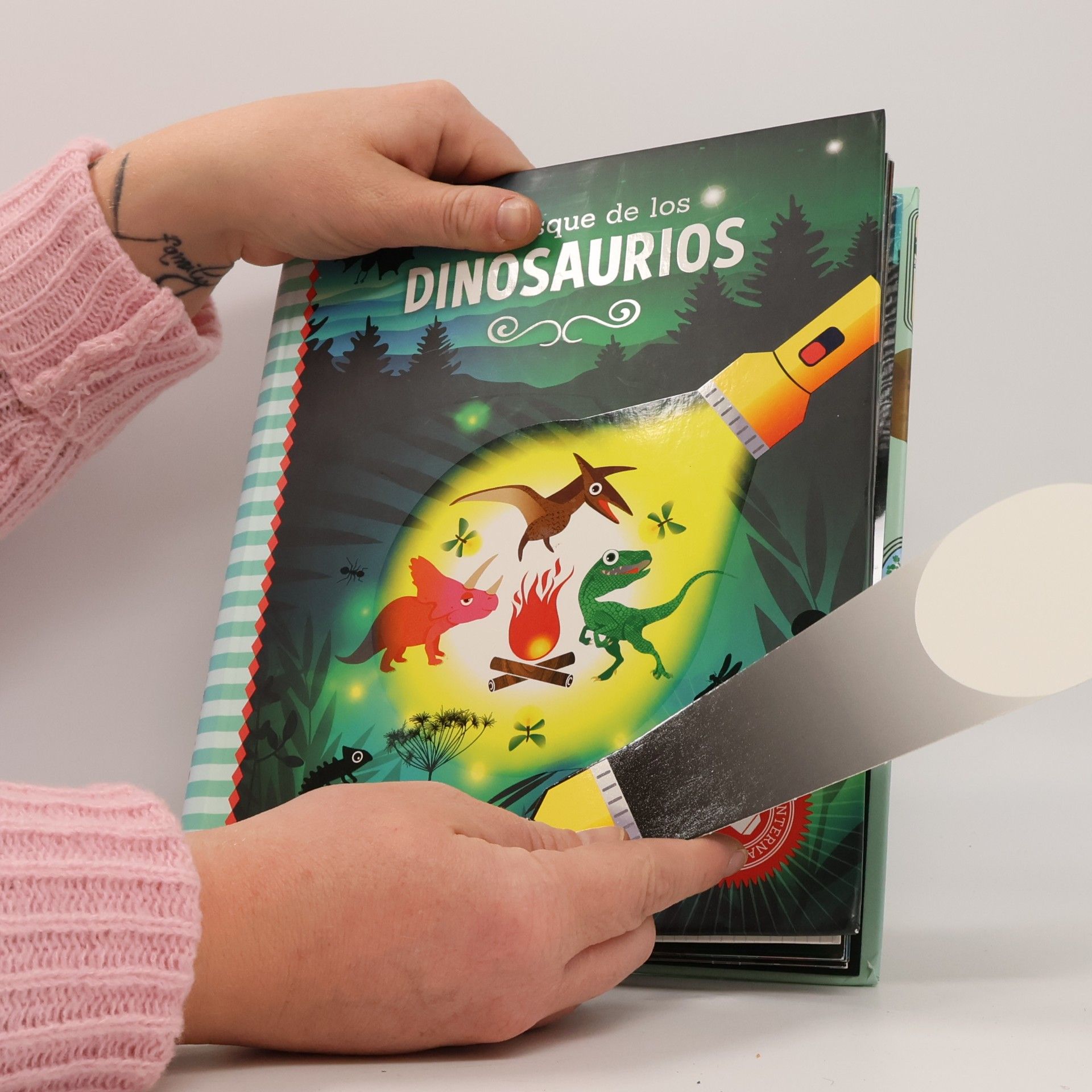 El bosque de los dinosaurios: Incluye linterna de cartón