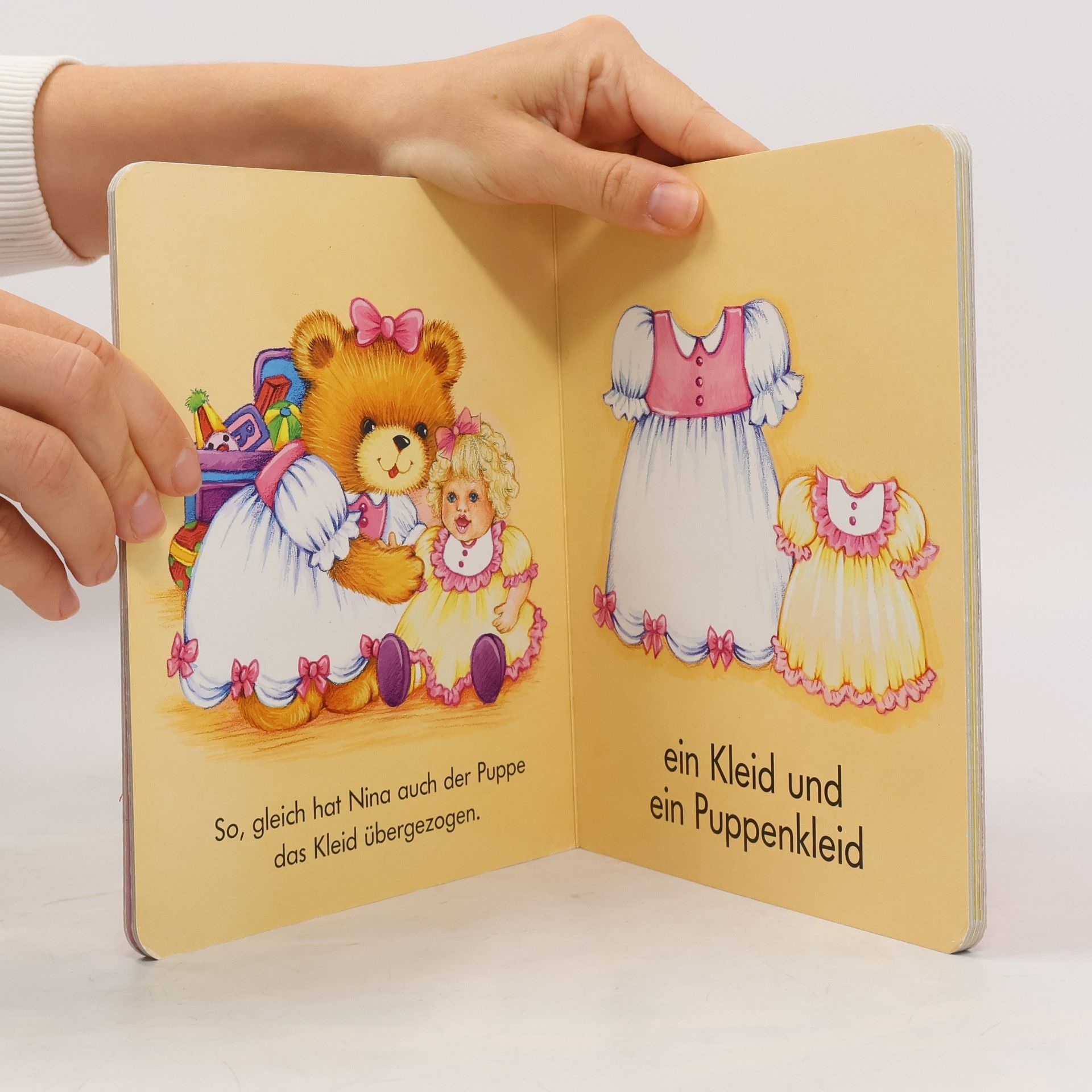 Edith Jentner Teddy zieht sich an