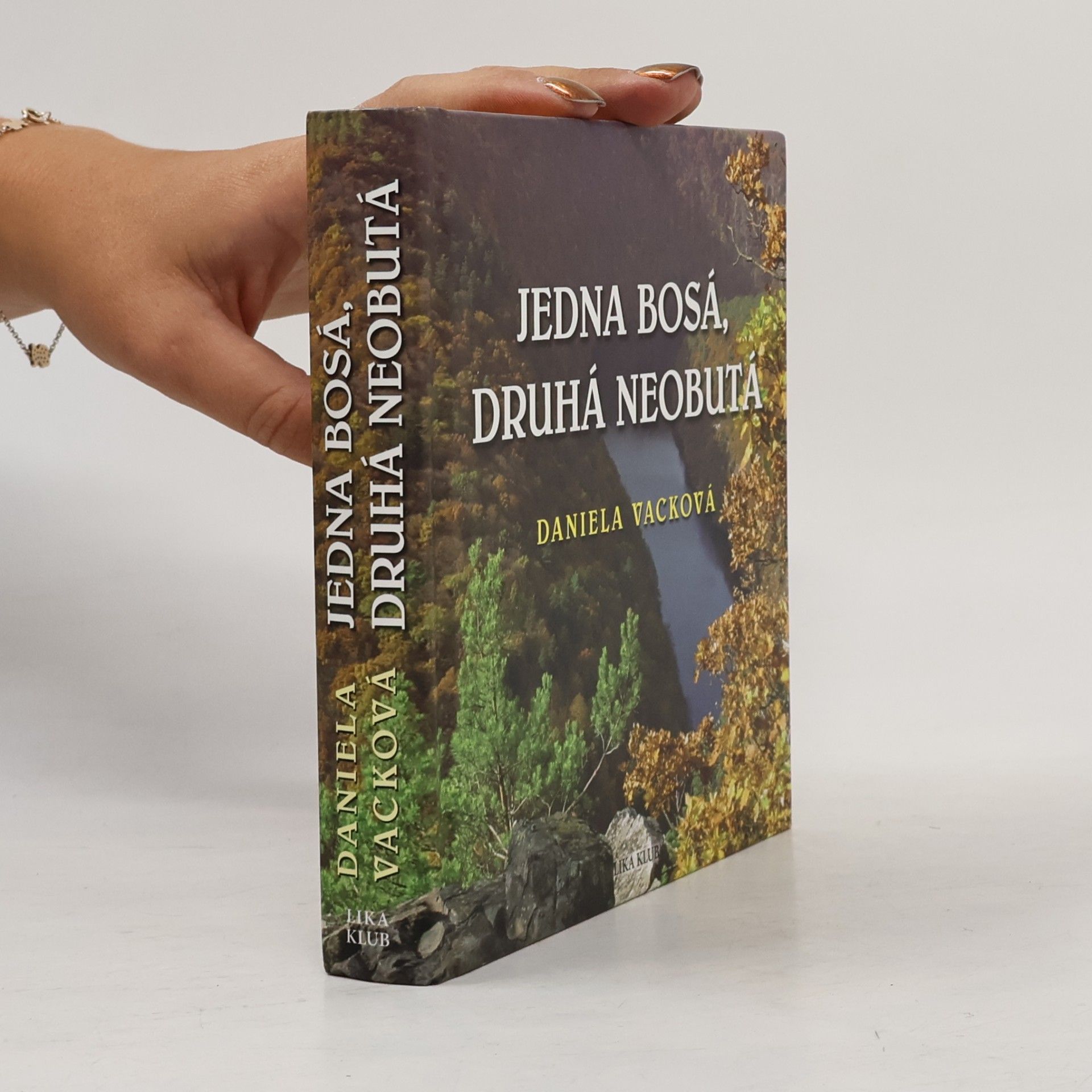 Jedna bosá, druhá neobutá