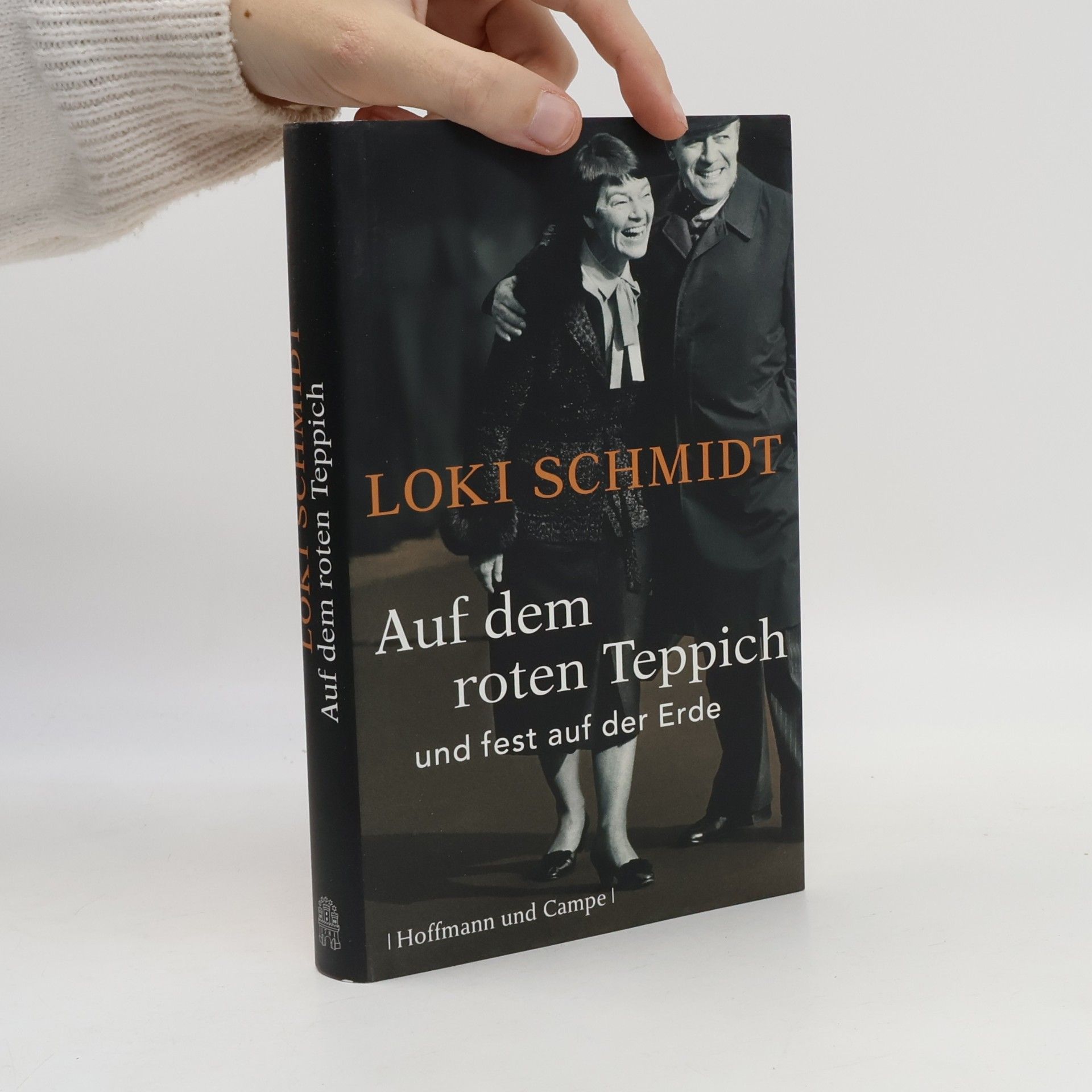 Auf dem roten Teppich und fest auf der Erde