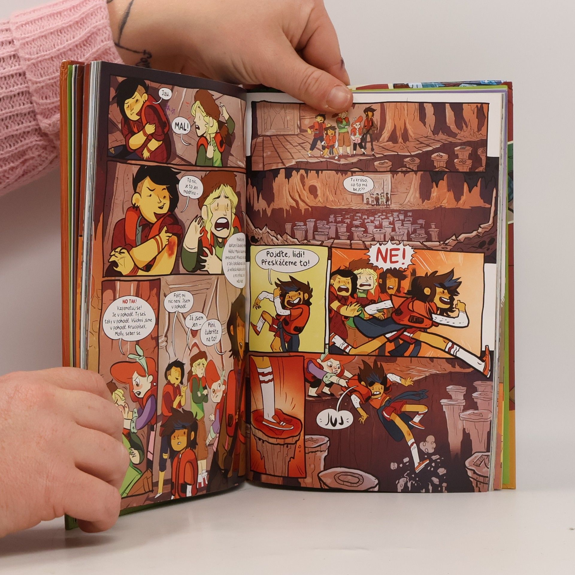 ND Stevenson Záleskautky = Lumberjanes. Střež se svaté kočičky