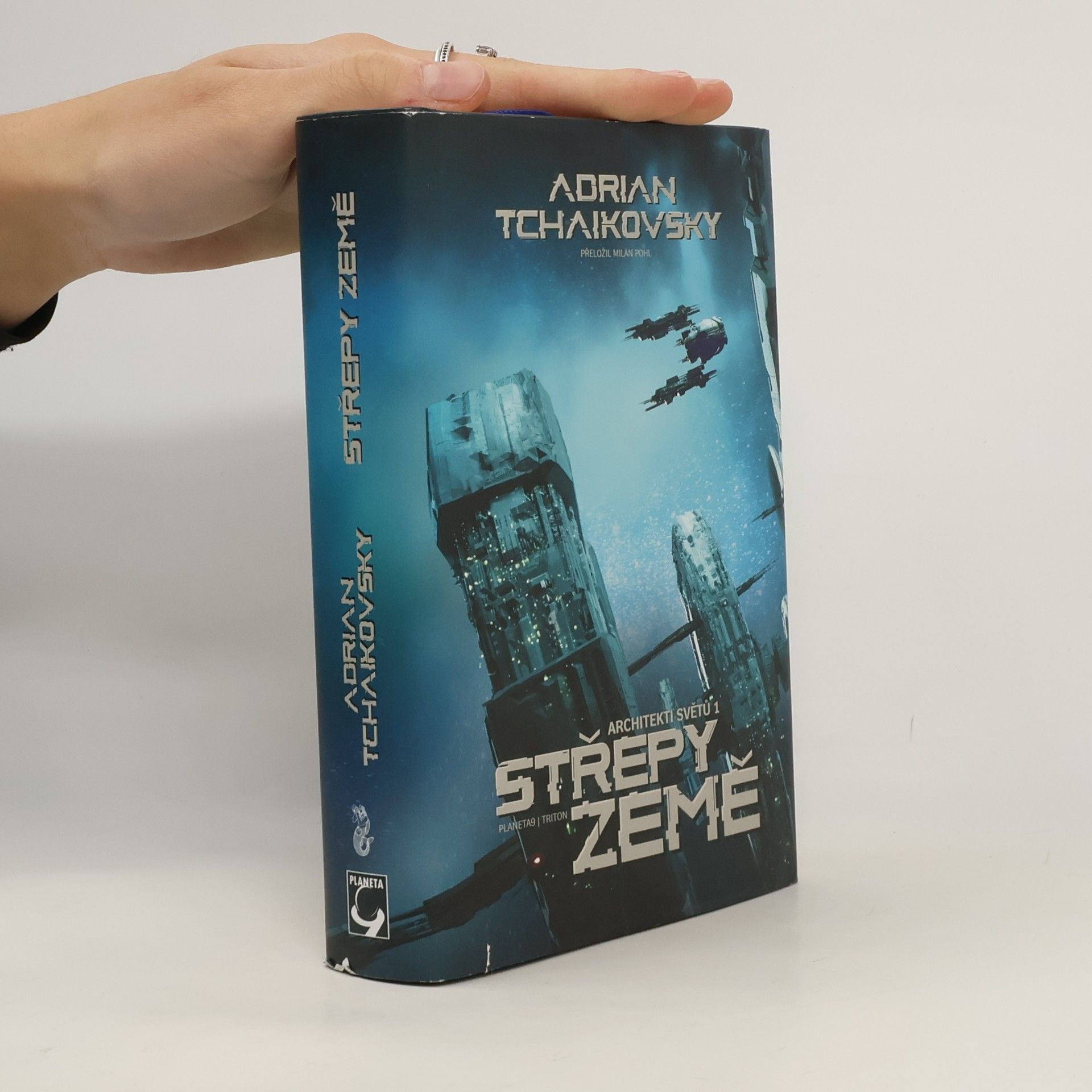 Adrian Tchaikovsky Architekti světů 1. Střepy Země