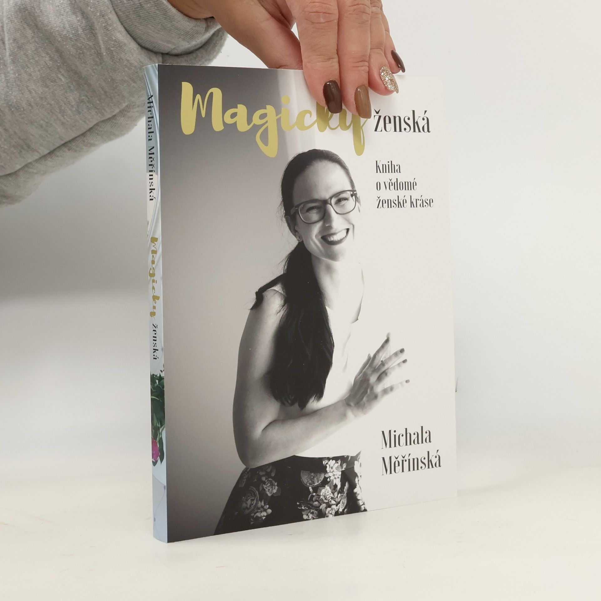 Magicky ženská. Kniha o vědomé ženské kráse.