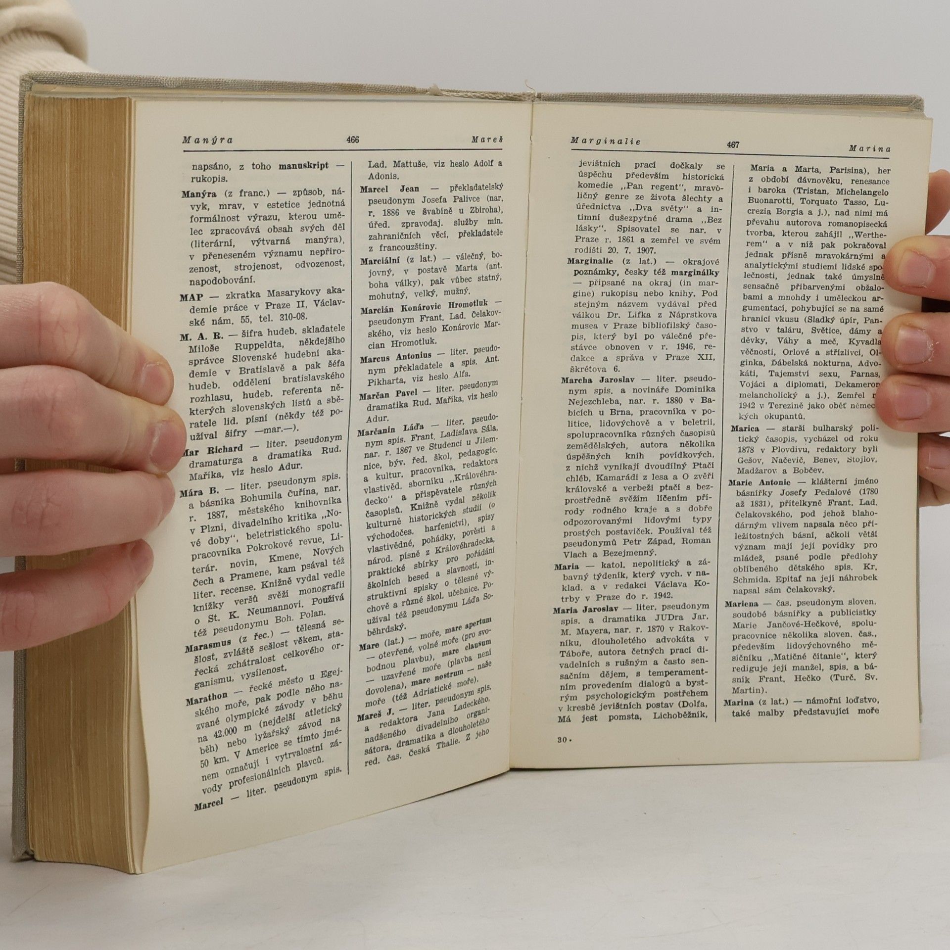Karel Tauš Slovník cizích slov, zkratek, novinářských šifer, pseudonymů a časopisů pro čtenáře novin