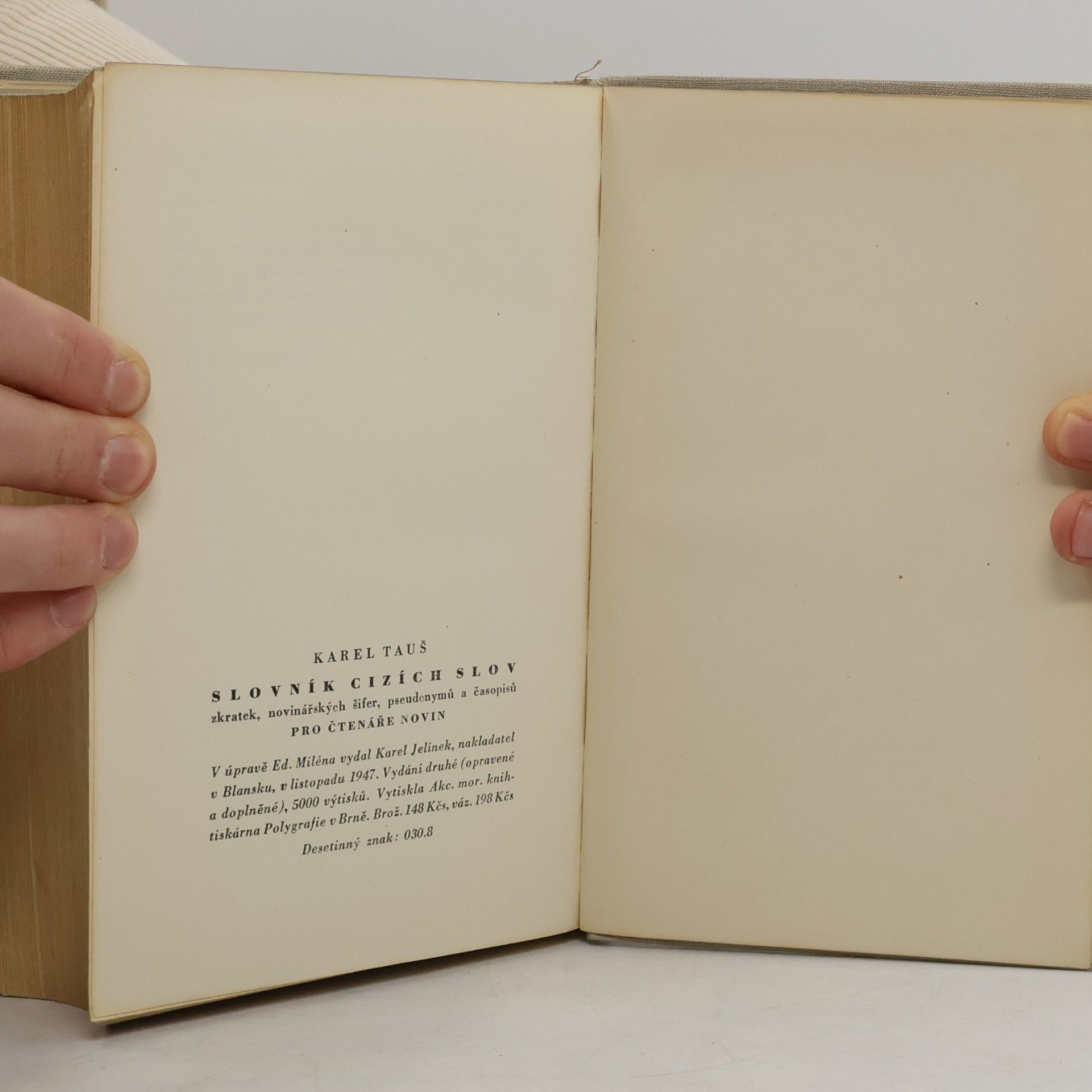 Karel Tauš Slovník cizích slov, zkratek, novinářských šifer, pseudonymů a časopisů pro čtenáře novin