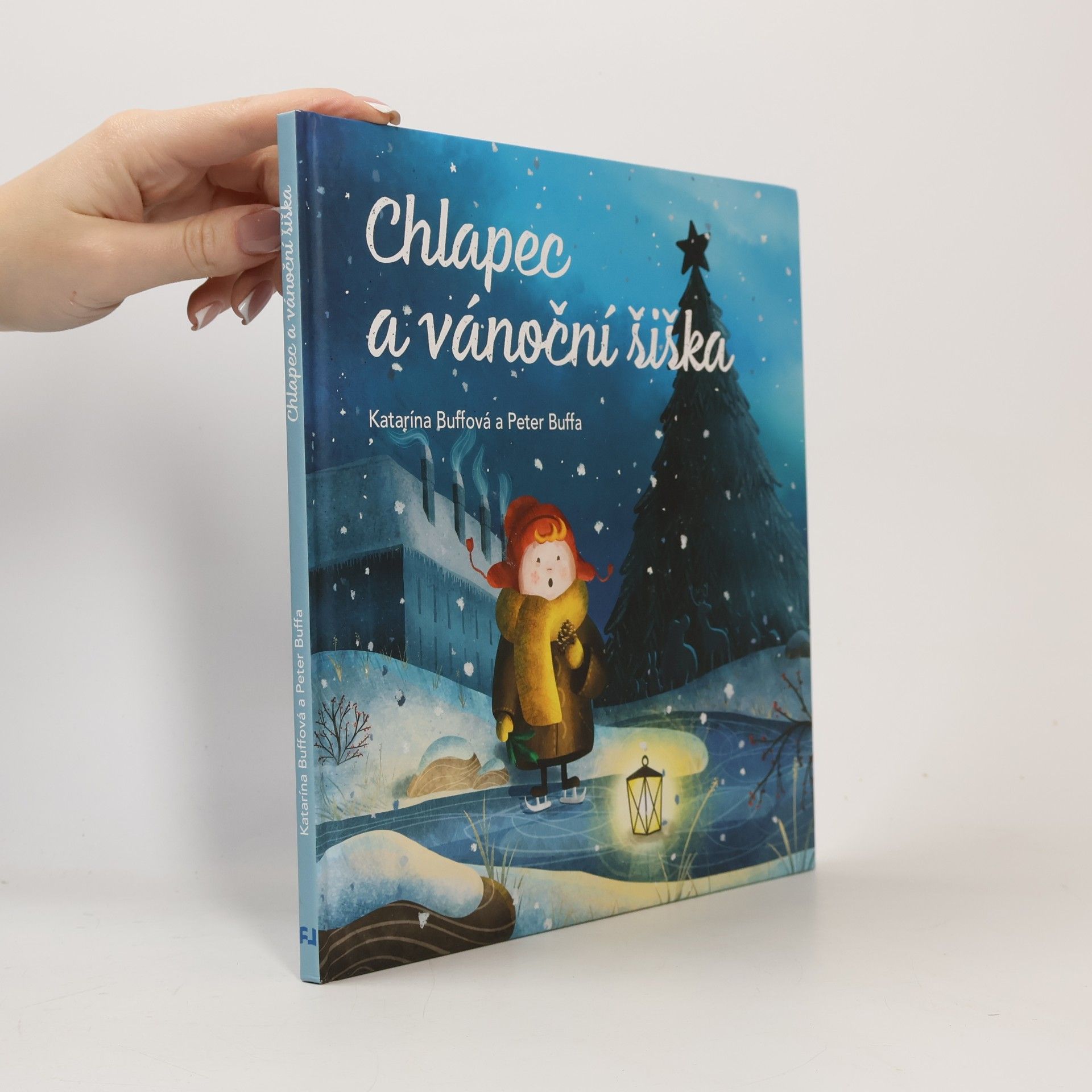Chlapec a vánoční šiška