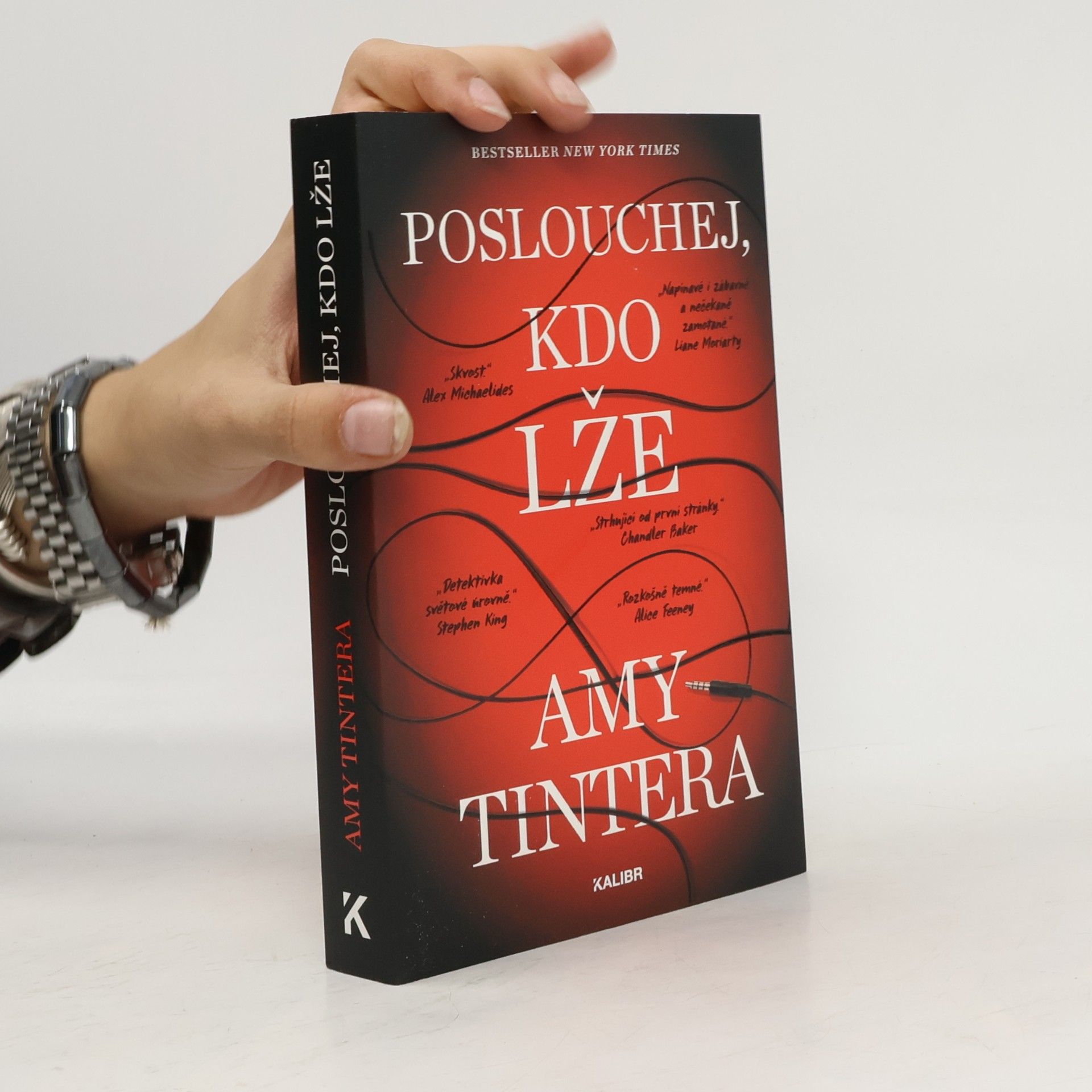 Amy Tintera Poslouchej, kdo lže