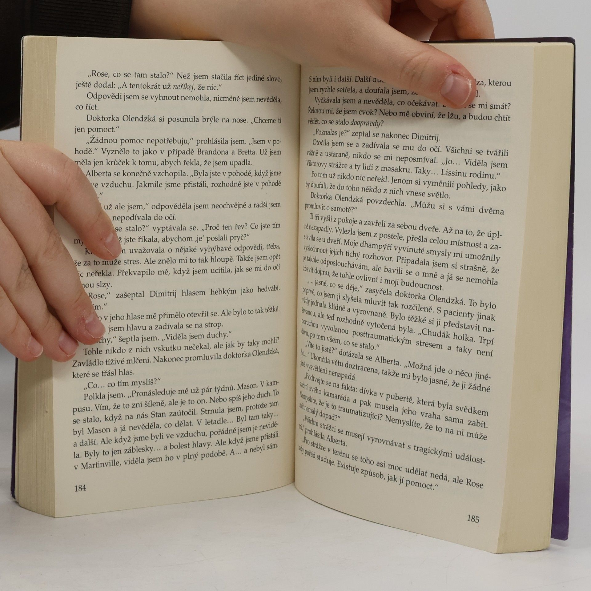 Richelle Mead Vampýrská akademie 3: Stínem políbená.