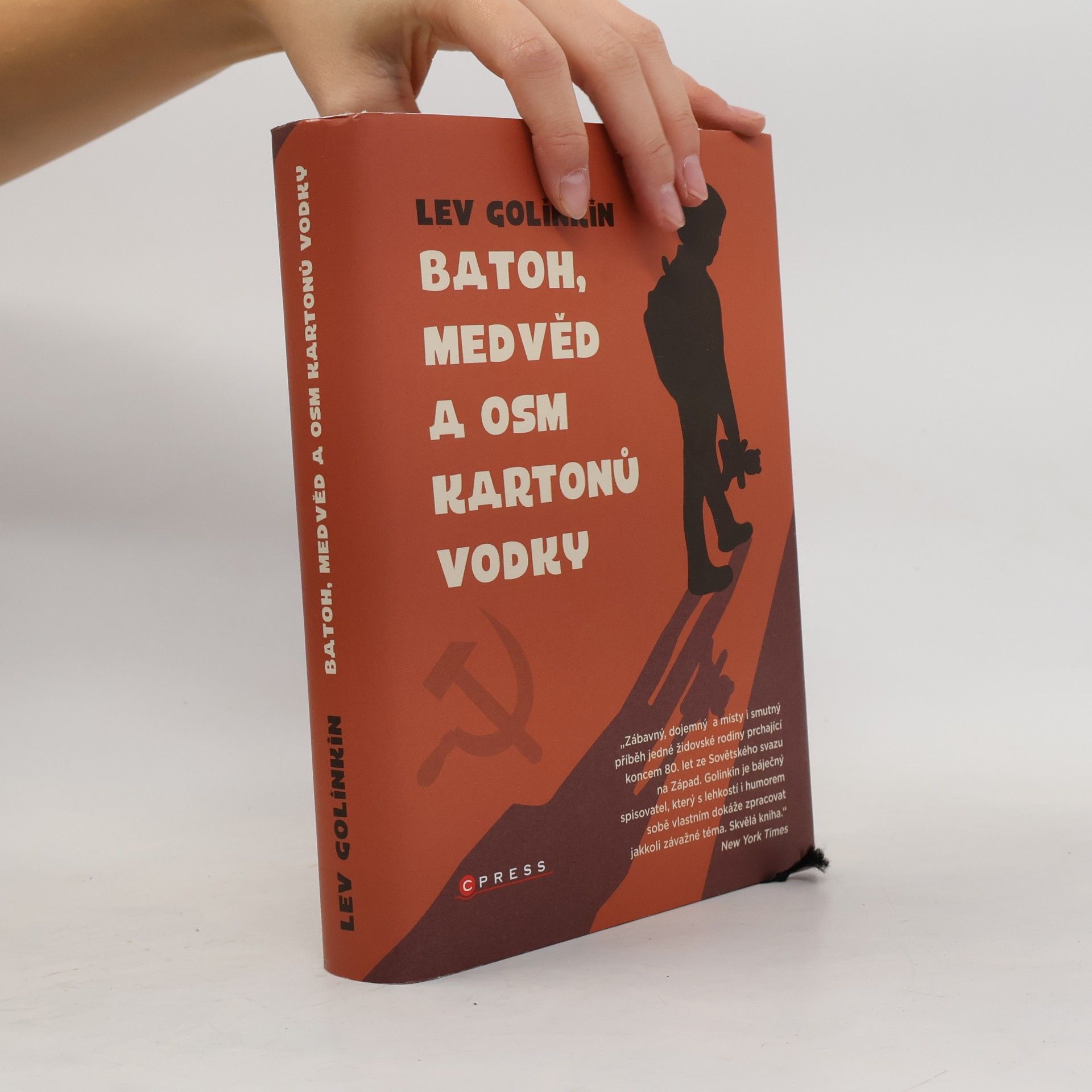 Lev Golinkin Batoh, medvěd a osm kartonů vodky