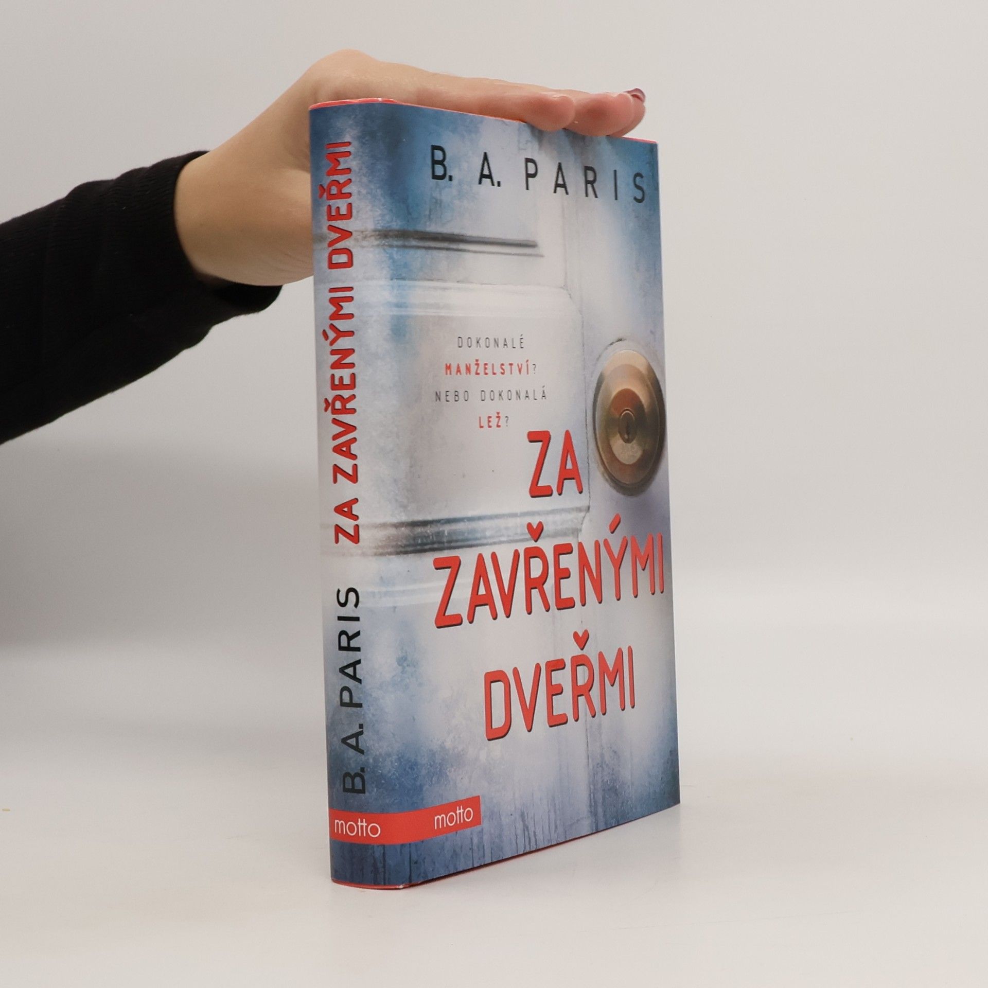 Za zavřenými dveřmi