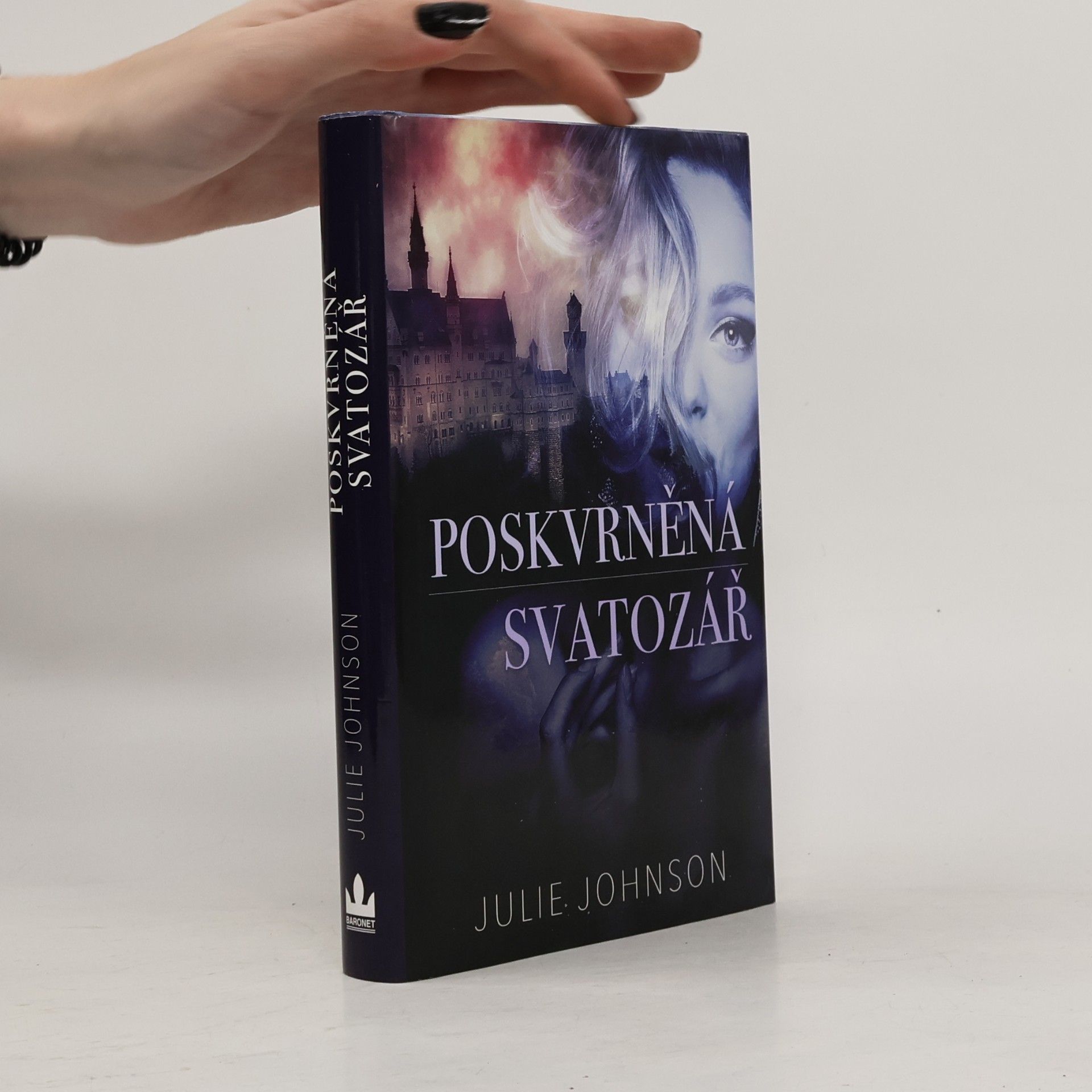 Zapovězená královna. 1, Poskvrněná svatozář