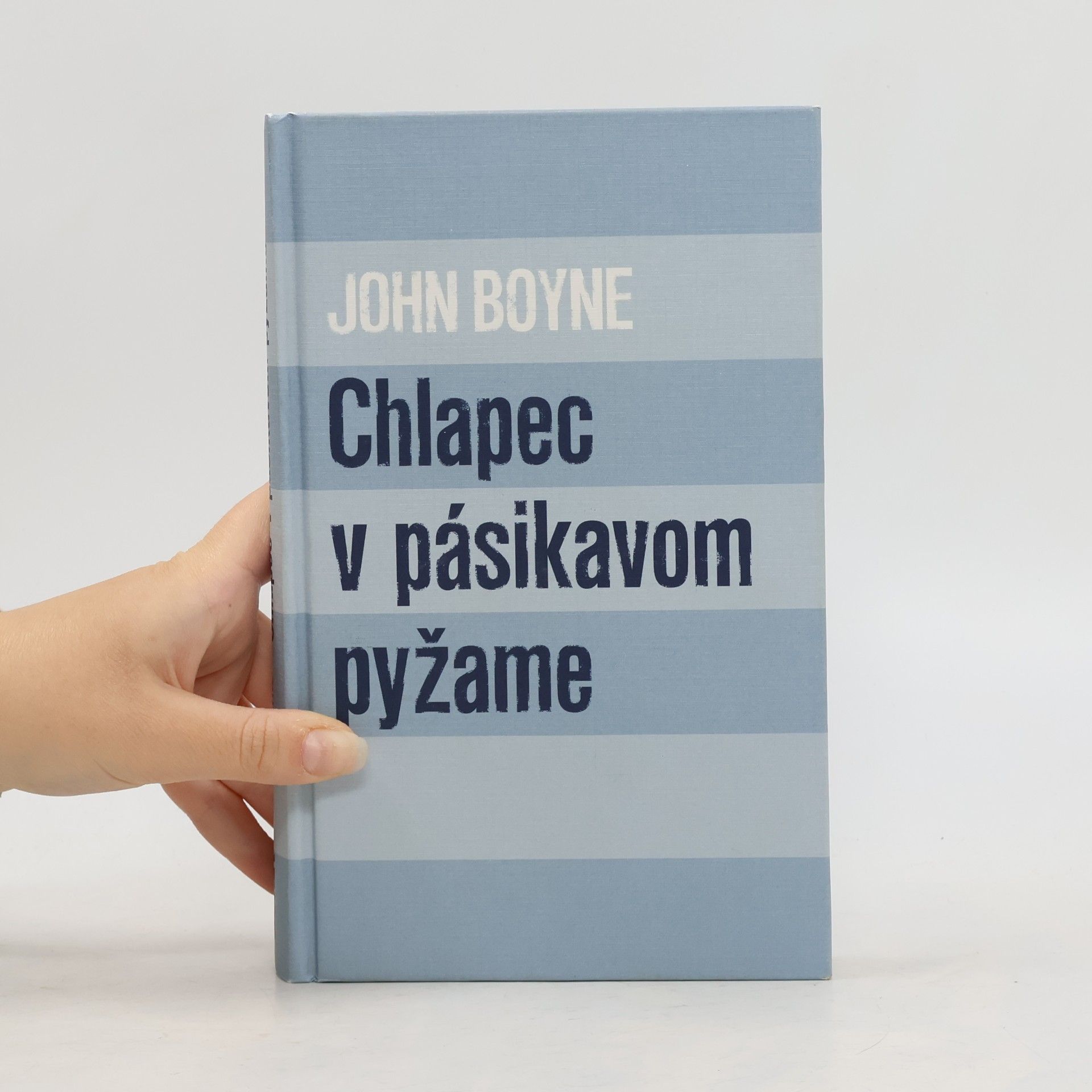 Chlapec v pásikavom pyžame