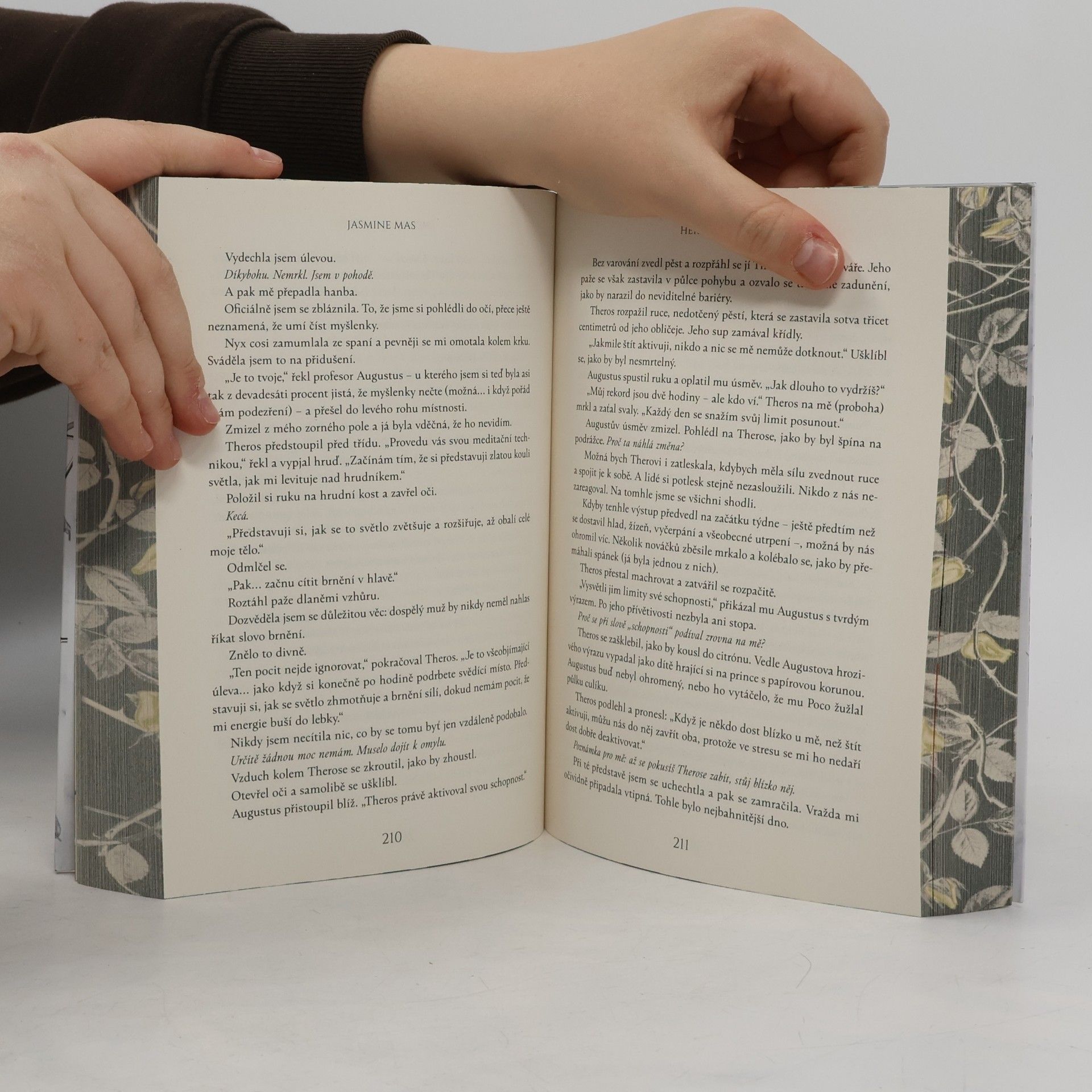 Jasmine Mas Bohové a padouši I. Herkulova krev