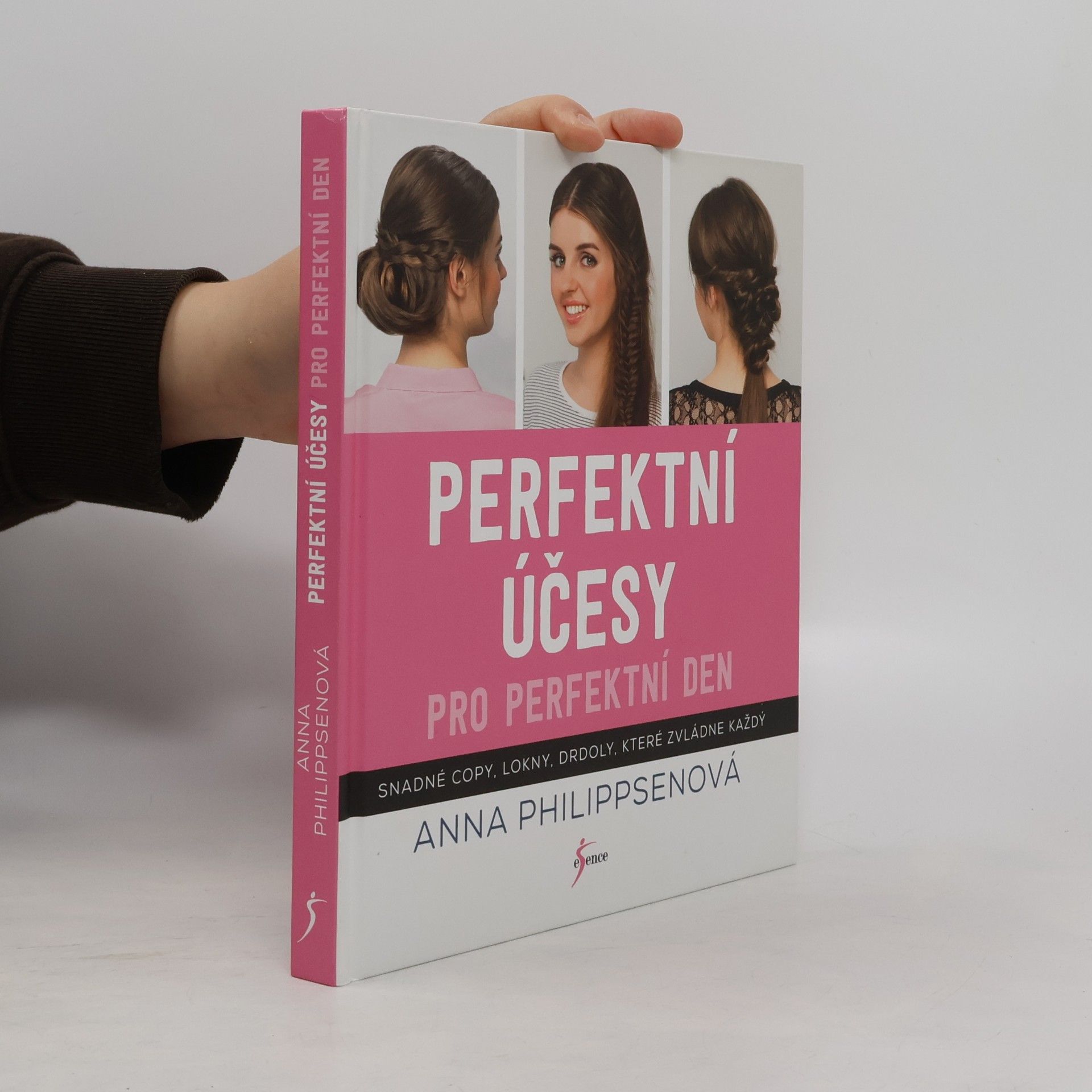 Perfektní účesy pro perfektní den: Snadné copy, lokny, drdoly, které zvládne každý