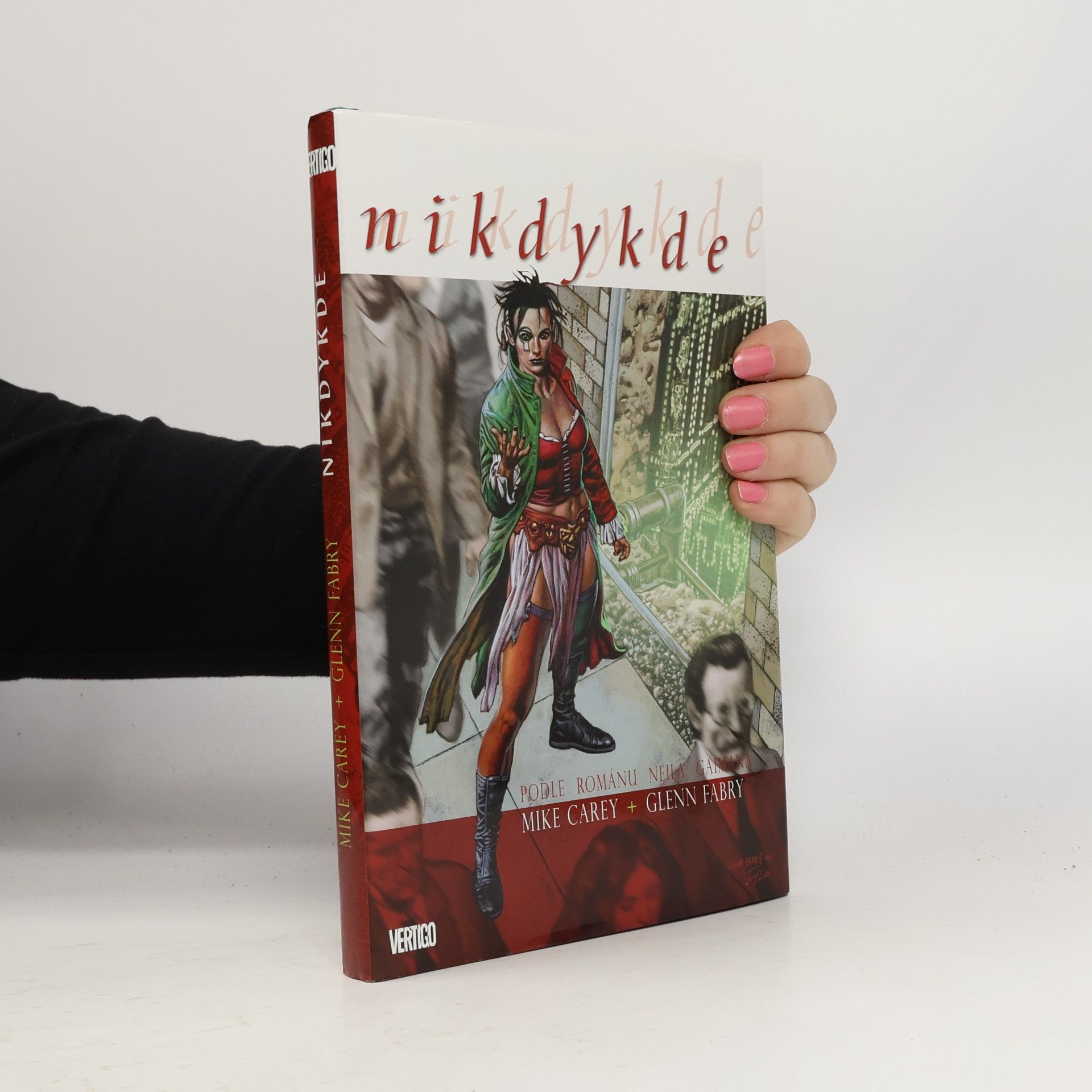 M. R. Carey Nikdykde