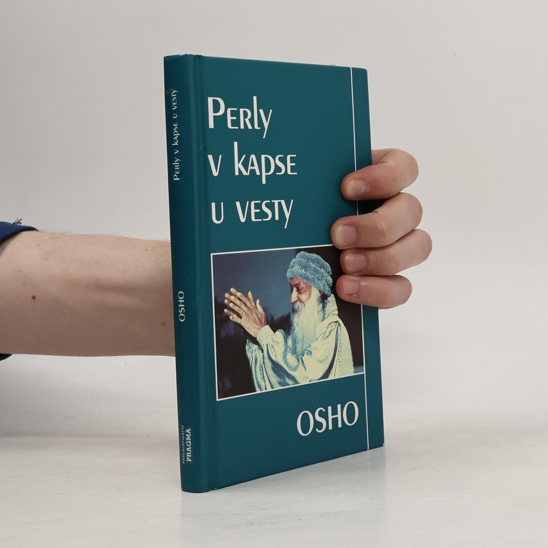 Perly v kapse u vesty