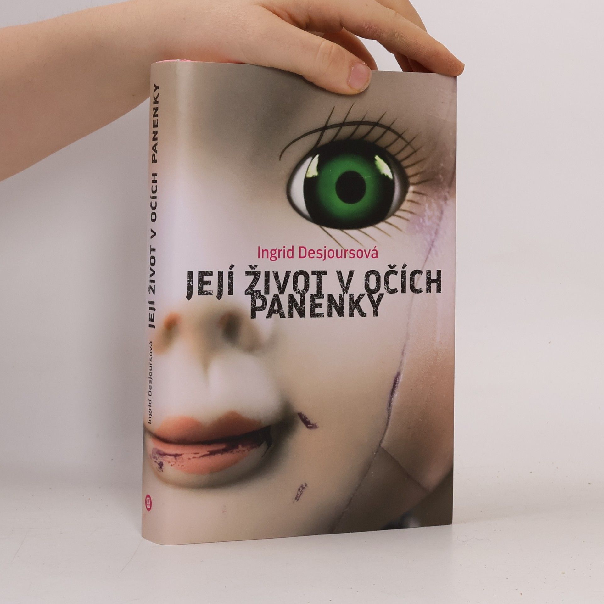 Její život v očích panenky