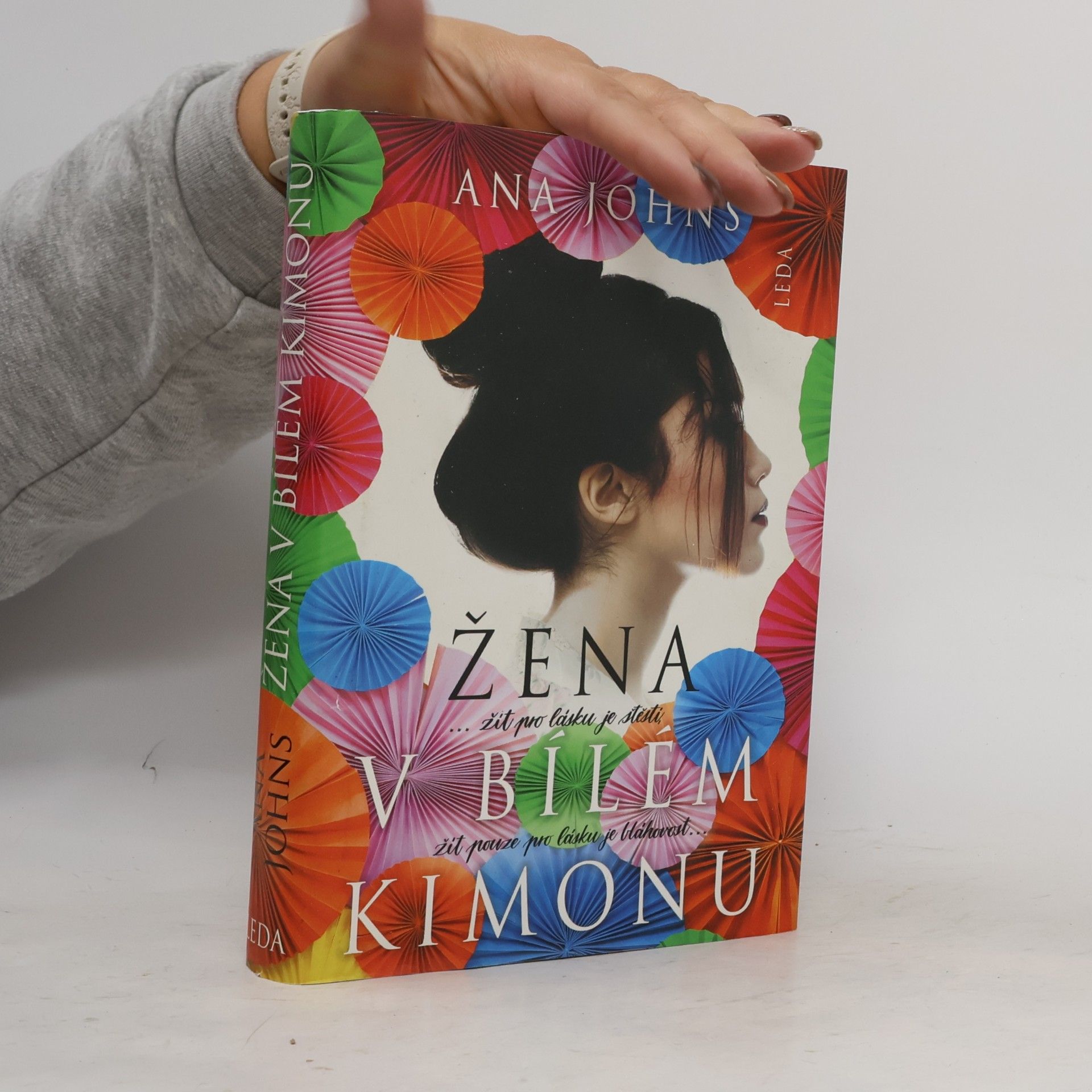 Ana Johns Žena v bílém kimonu