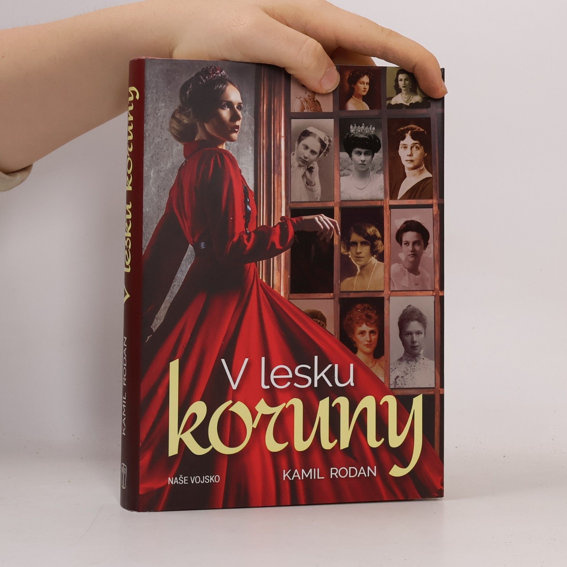 V lesku koruny
