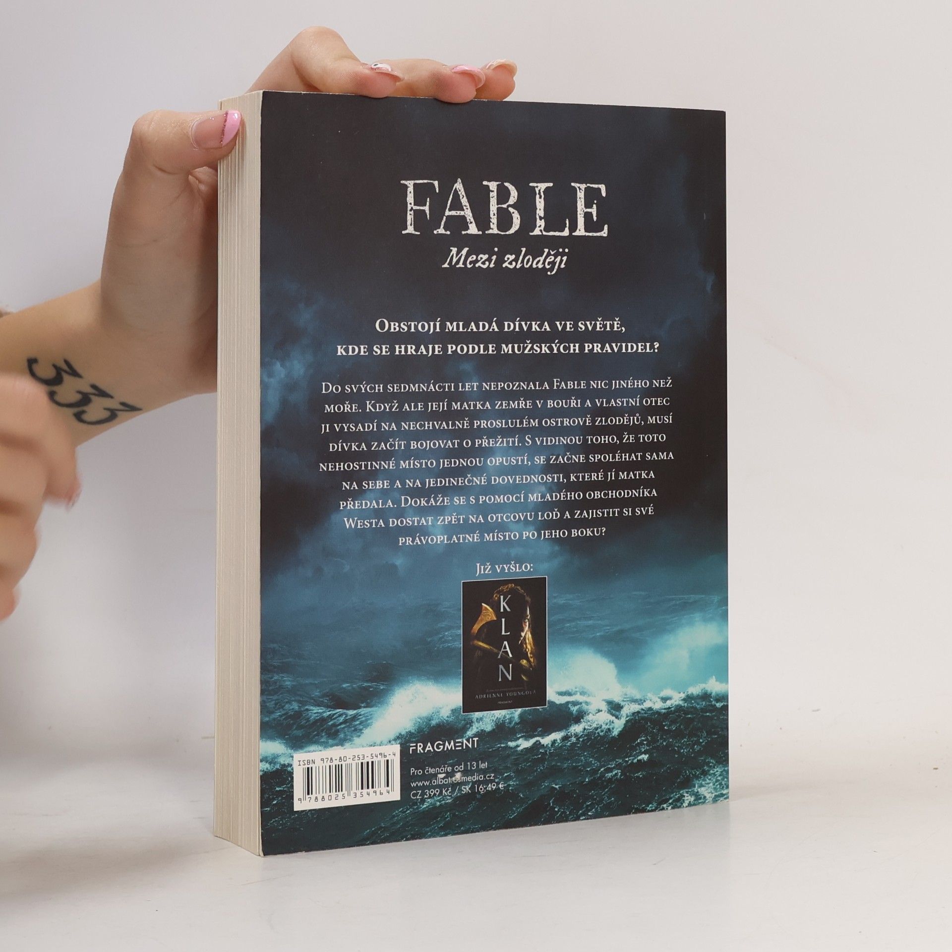 Adrienne Young Fable. Mezi zloději