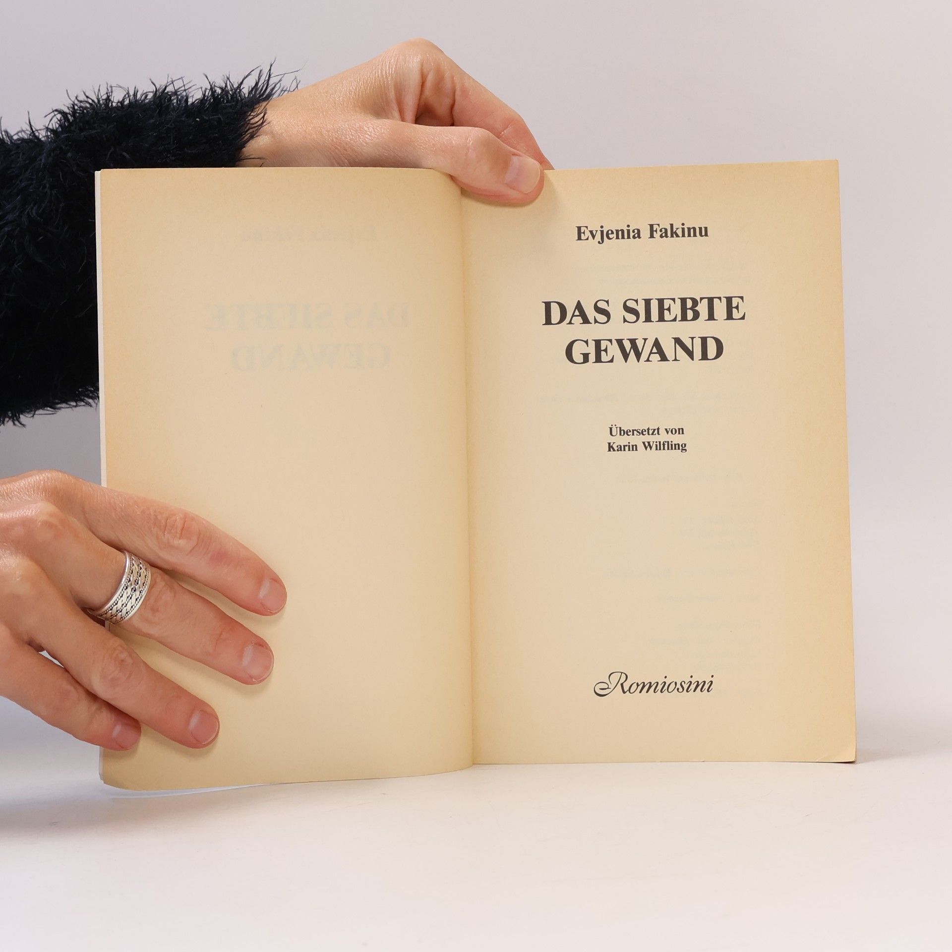 Evjenia Fakinu DAS SIEBTE GEWAND