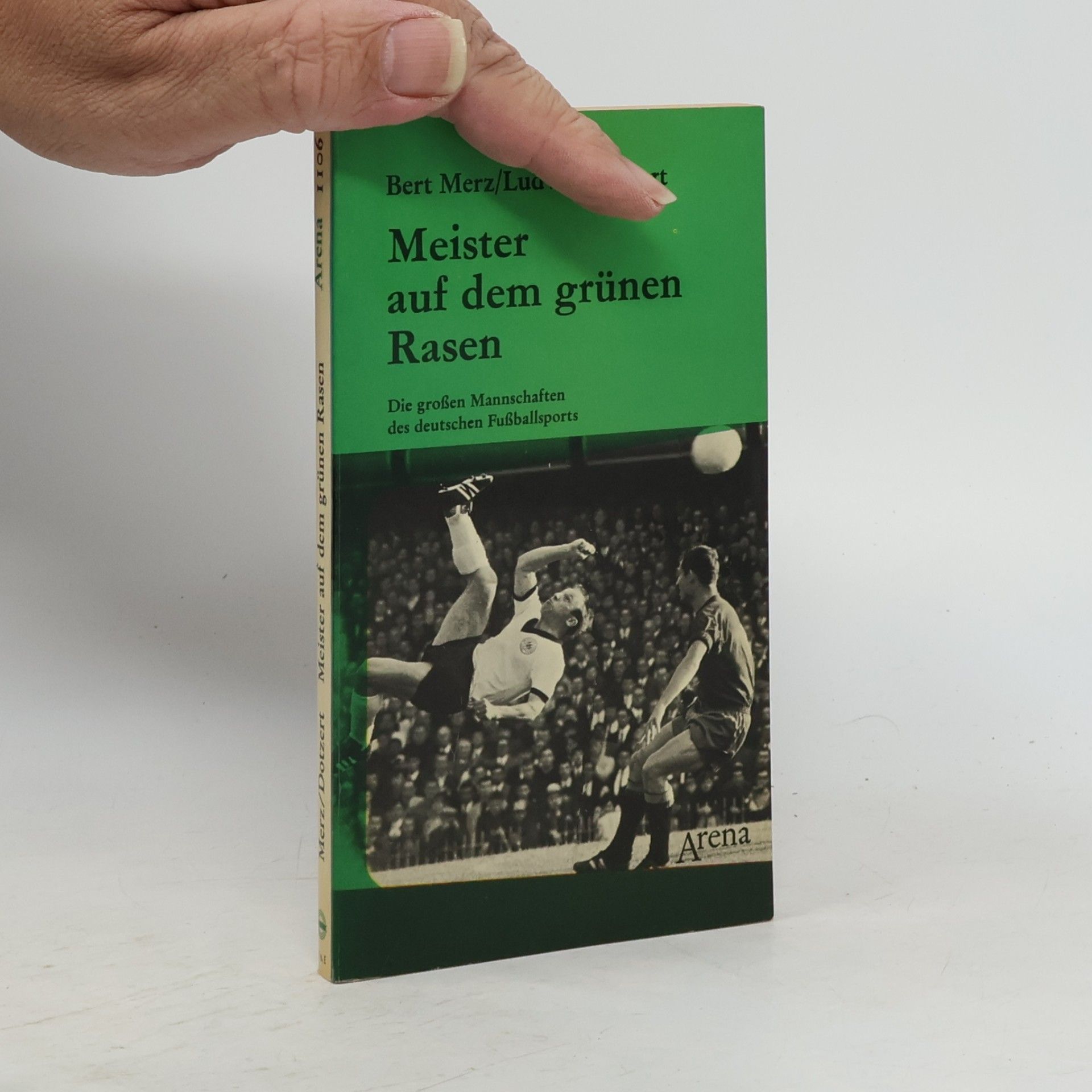 Berta Merz Meister auf dem grünen Rasen