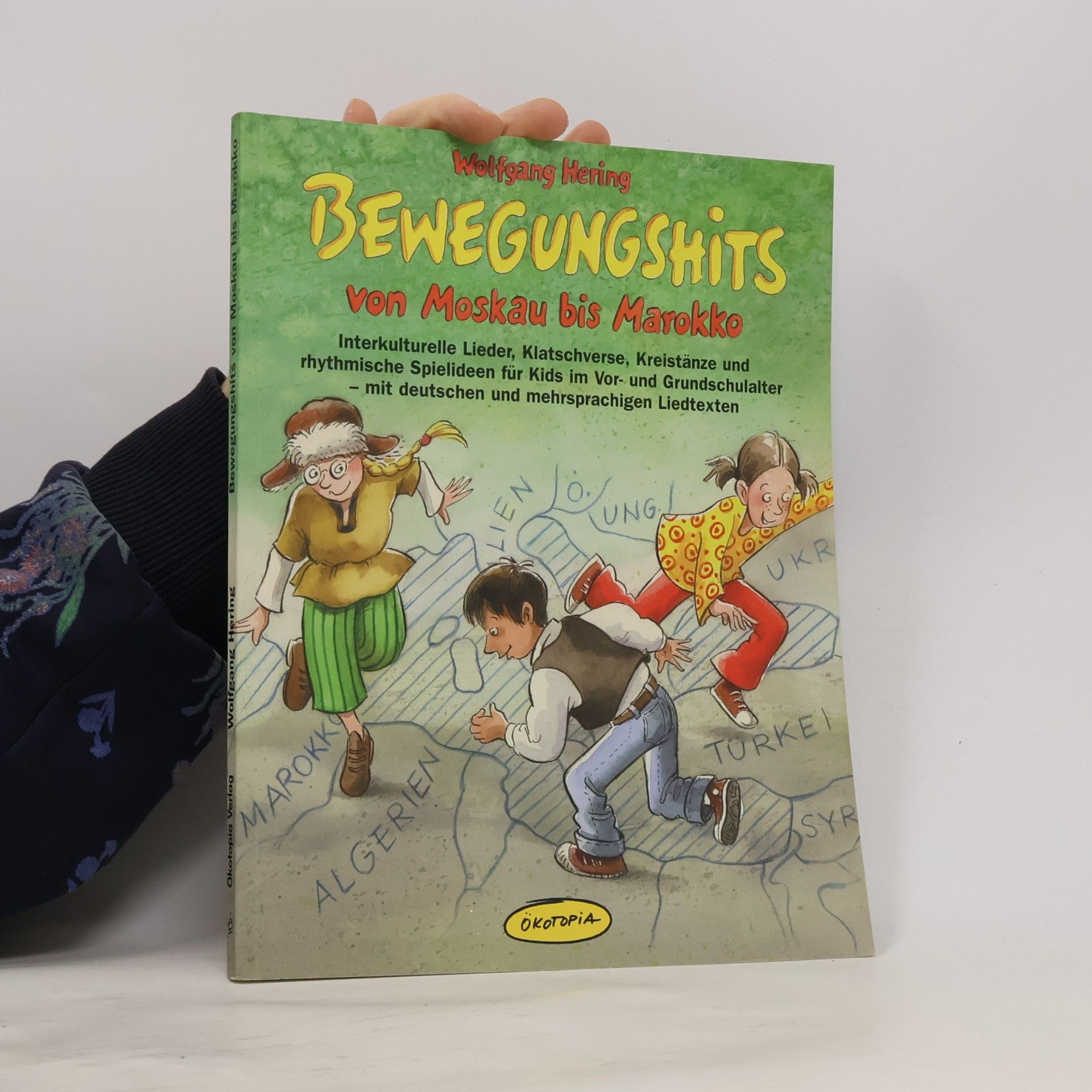 Bewegungshits von Moskau bis Marokko. Interkulturelle Lieder, Klatschverse, Kreistänze und rhythmische Spielideen für Kids im Vor- und Grundschulalter - mit deutschen und mehrsprachigen Liedtexten