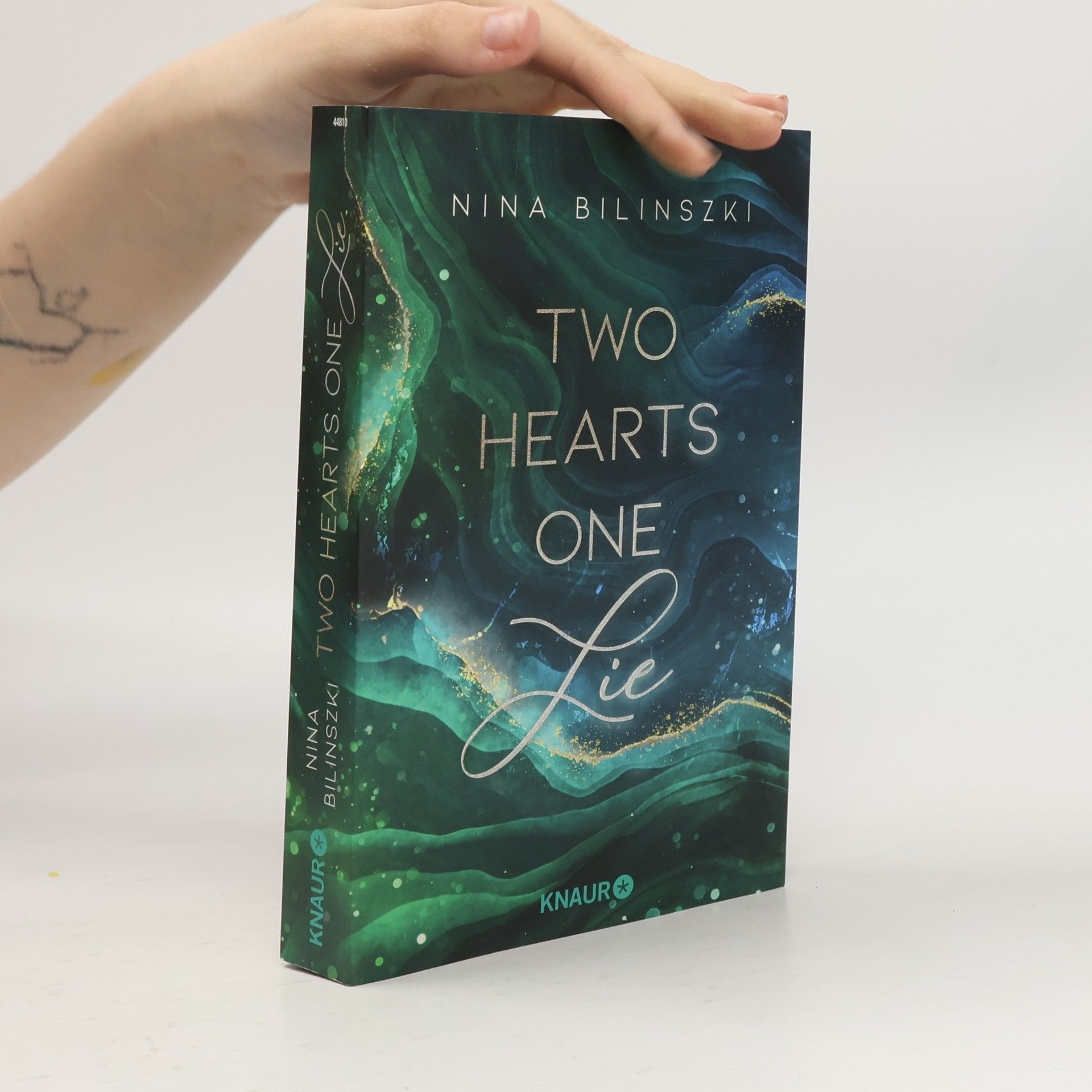 Two Hearts, One Lie. Roman