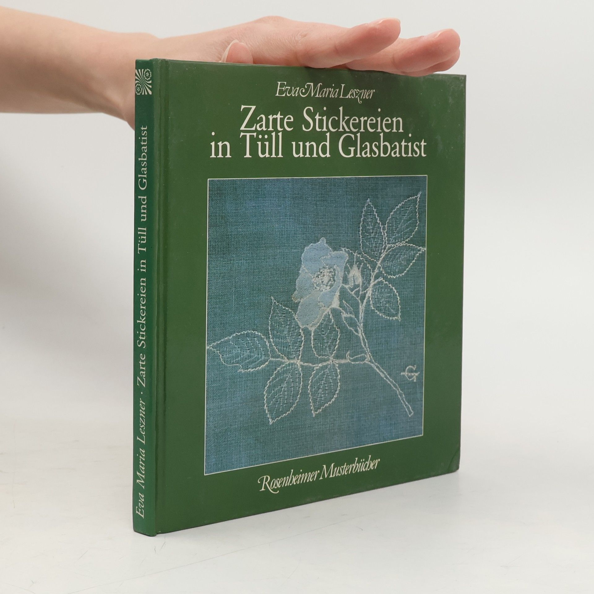 Zarte Stickereien in Tüll und Glasbatist