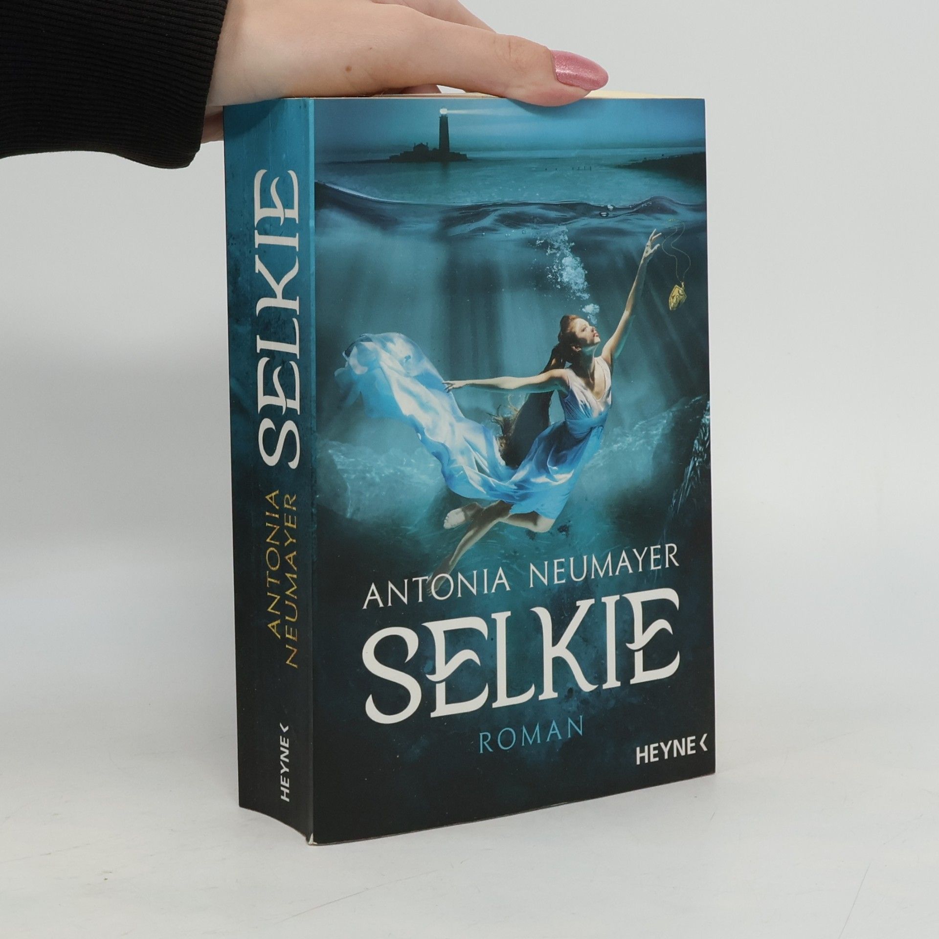 Antonia Neumayer Selkie