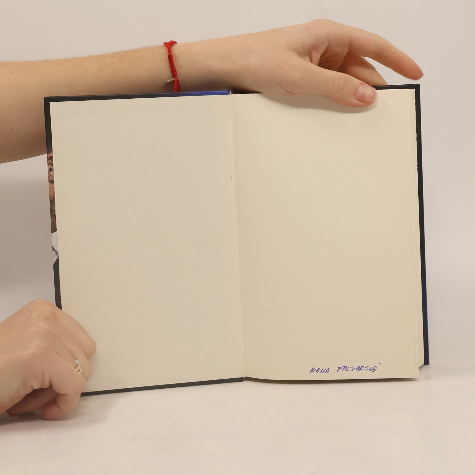 Samantha Young Slávik v hrsti
