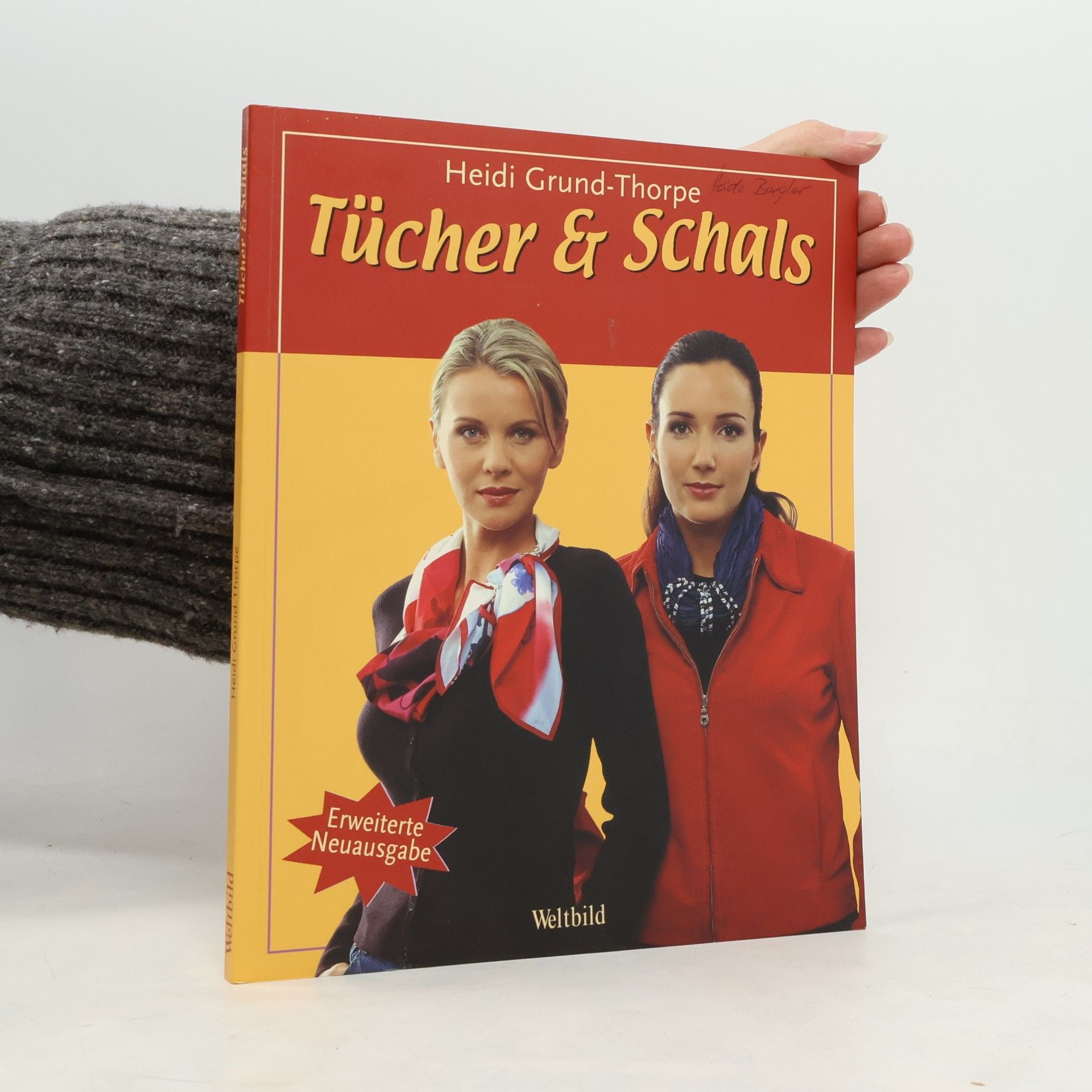 Heidi Grund Thorpe Tücher und Schals modisch gebunden