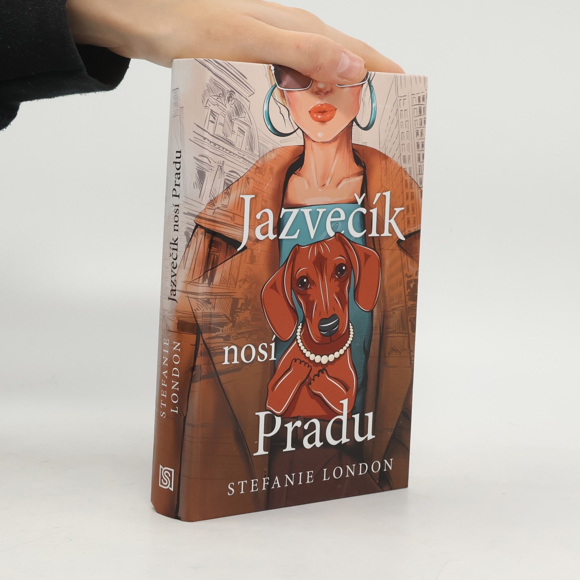 Stefanie London Jazvečík nosí Pradu