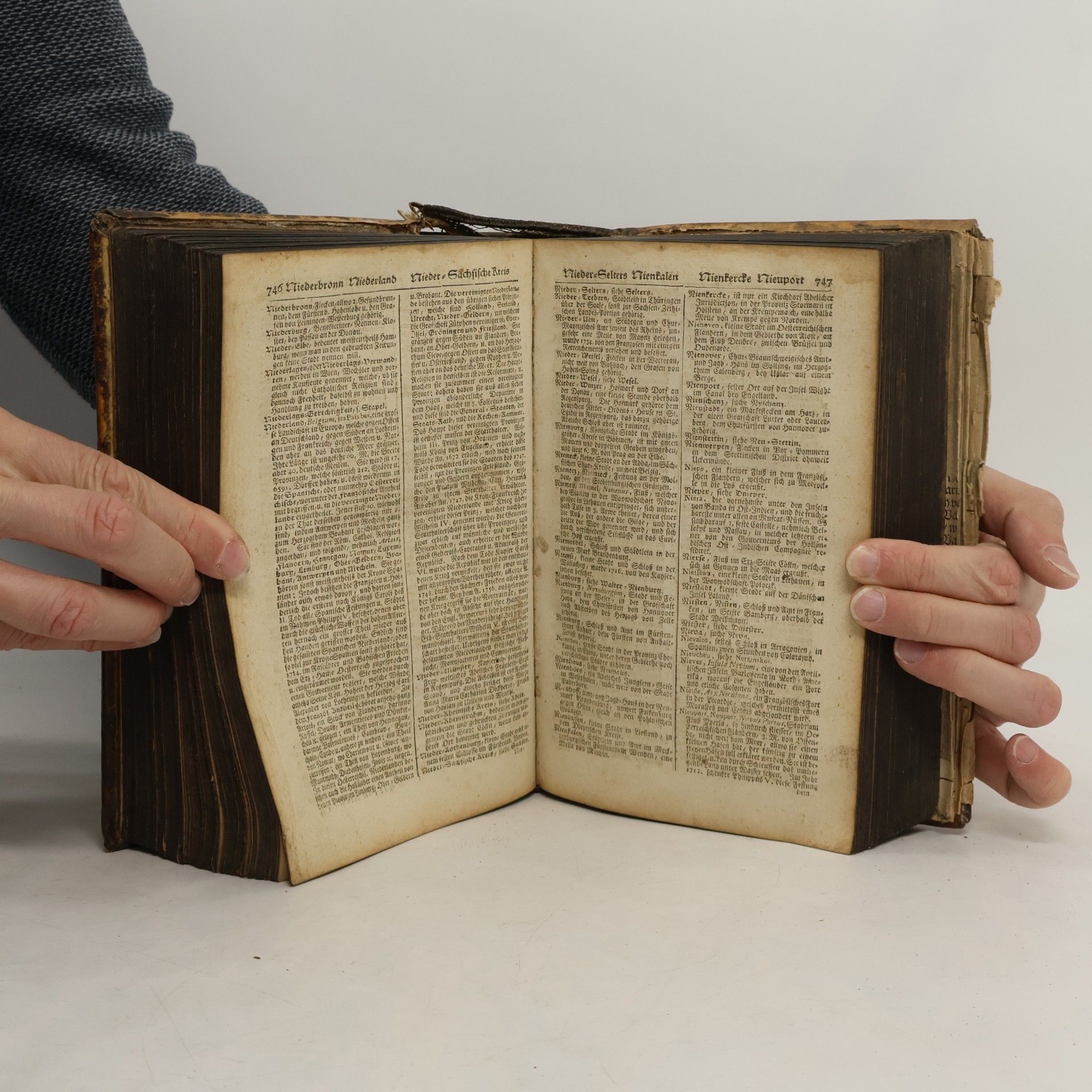 Johann Hübner Neu-vermehrtes und verbessertes Reales Staats- Zeitungs- und Conversations-Lexicon
