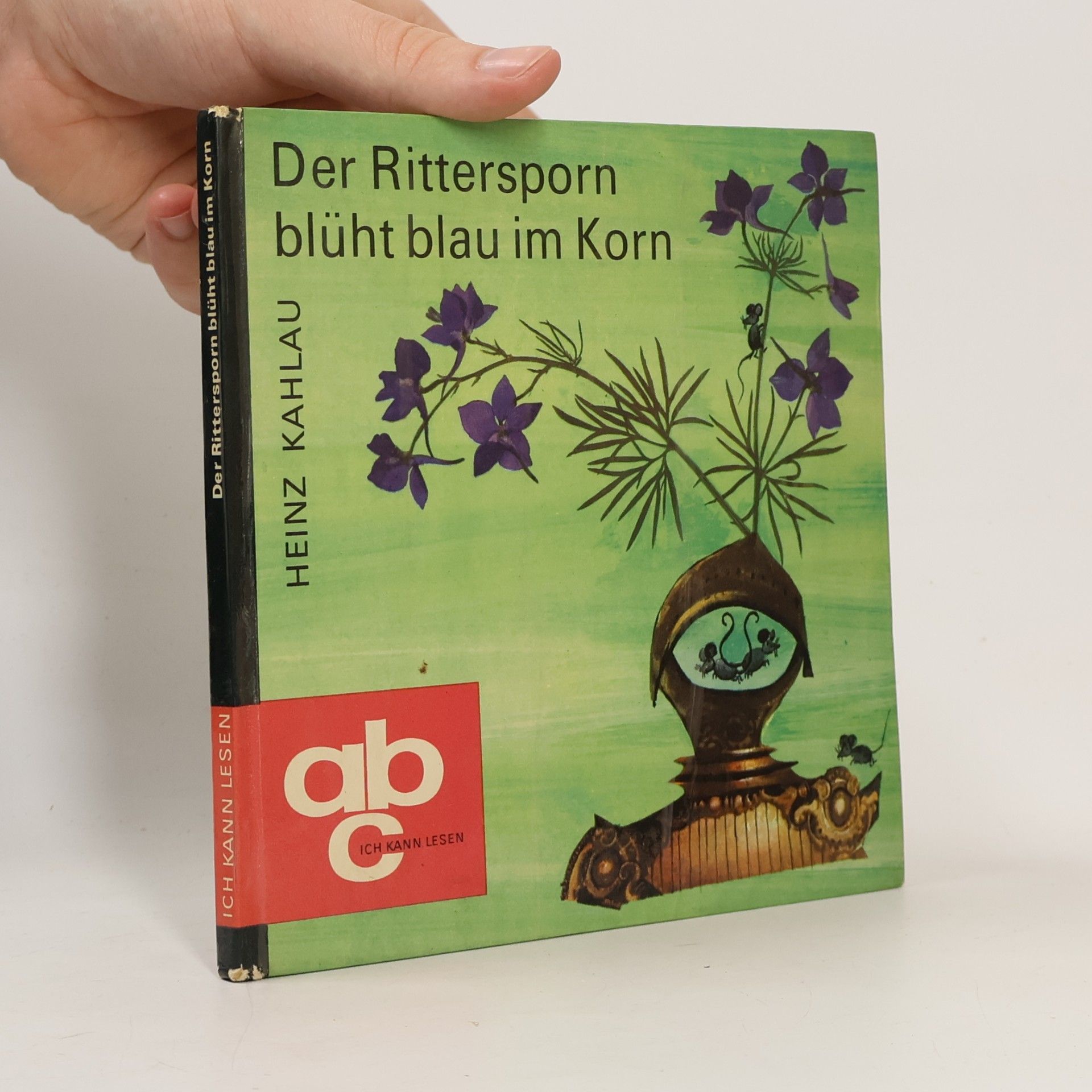 Der Rittersporn blüht blau im Korn