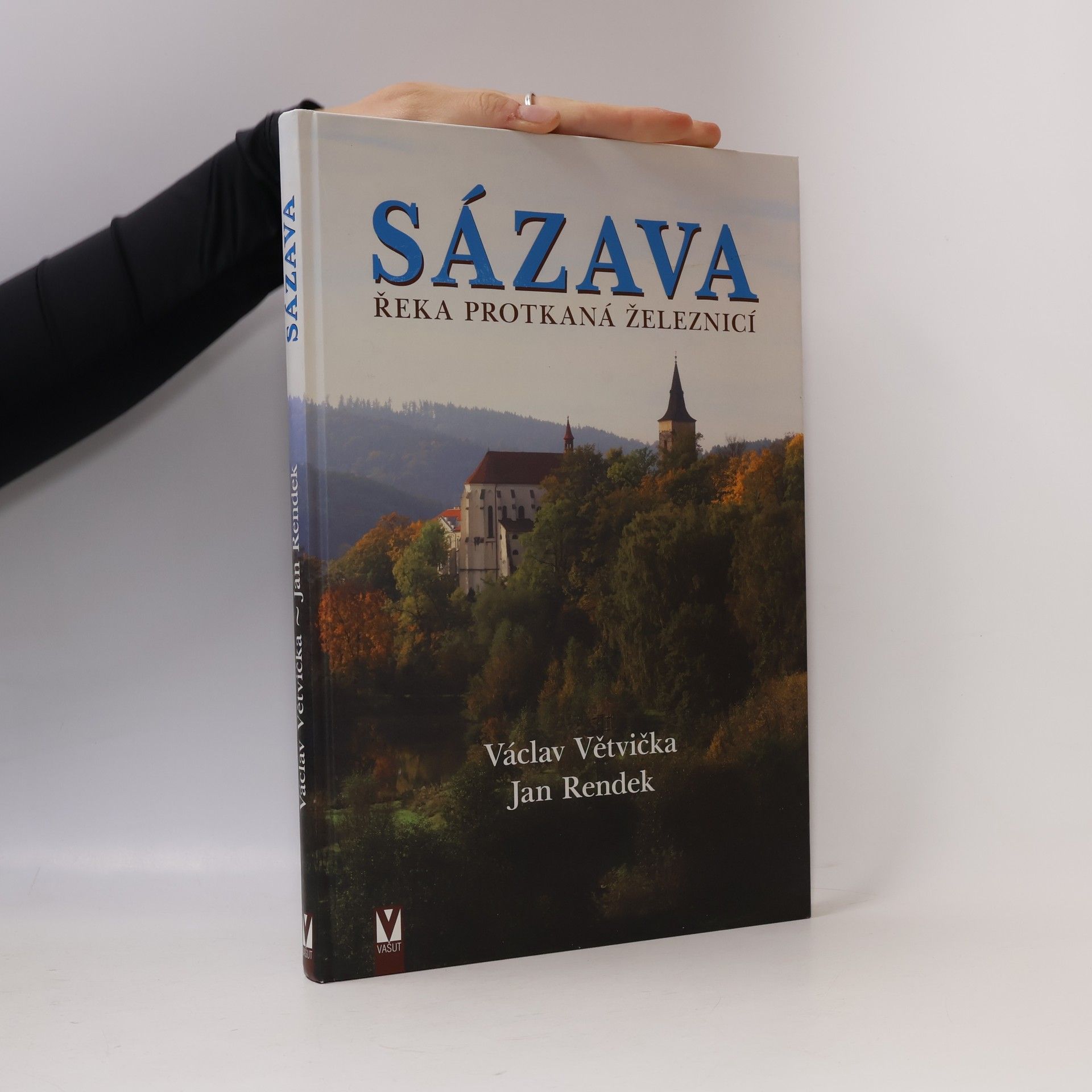 Sázava. Řeka protkaná železnicí