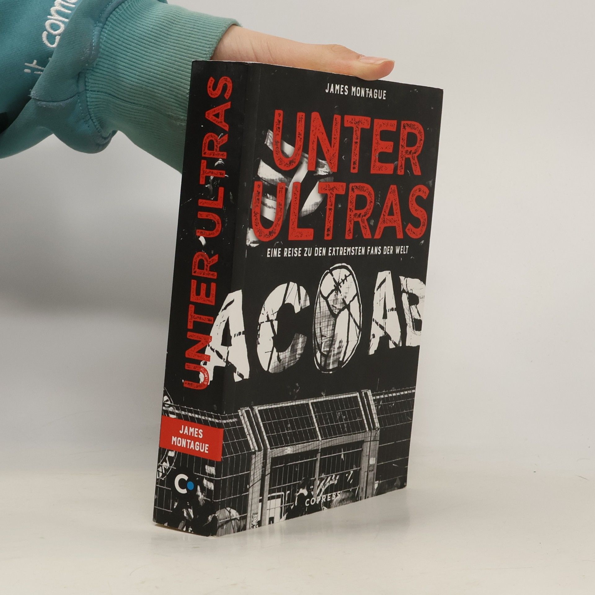 Unter Ultras. Eine Reise zu den extremsten Fans der Welt.