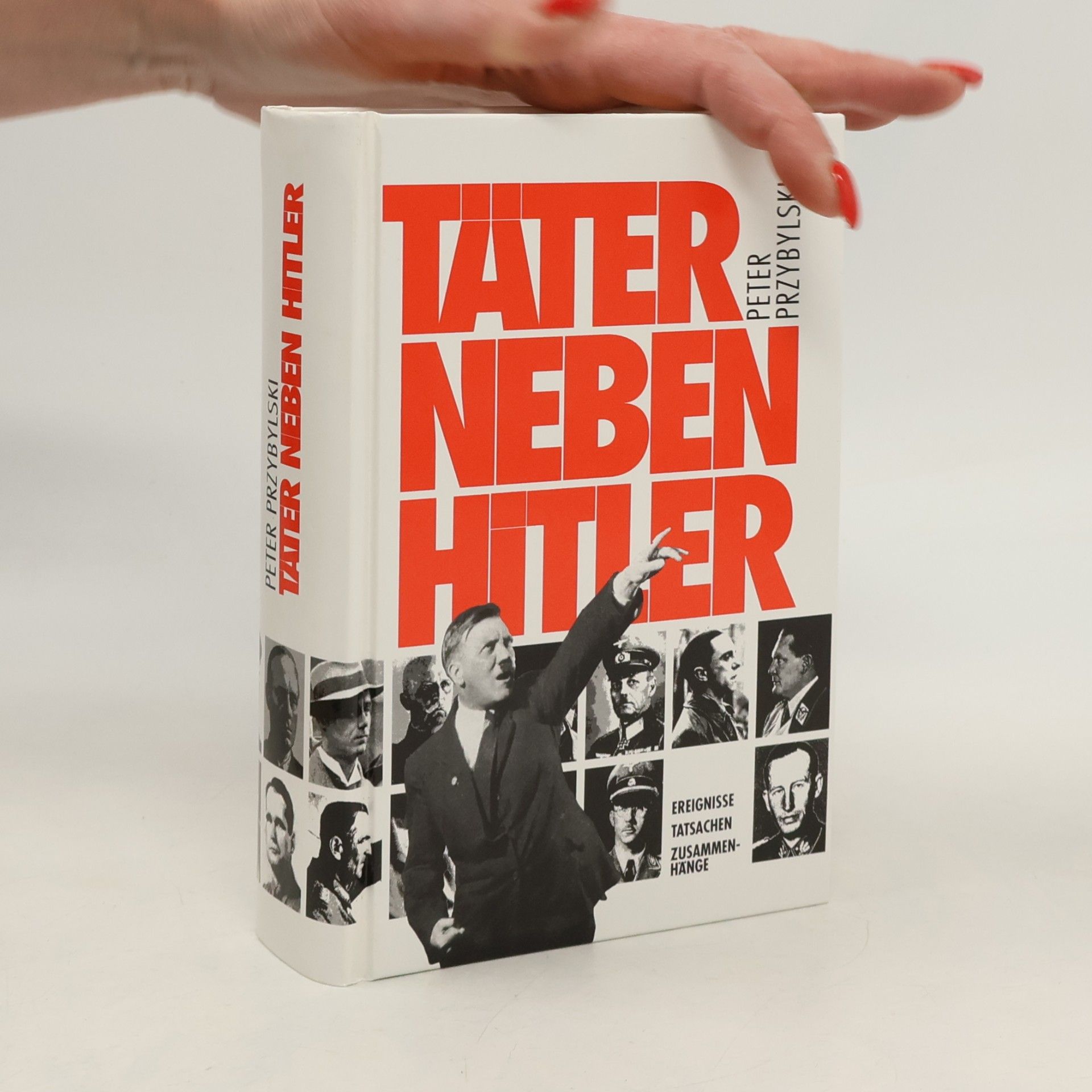 Täter neben Hitler